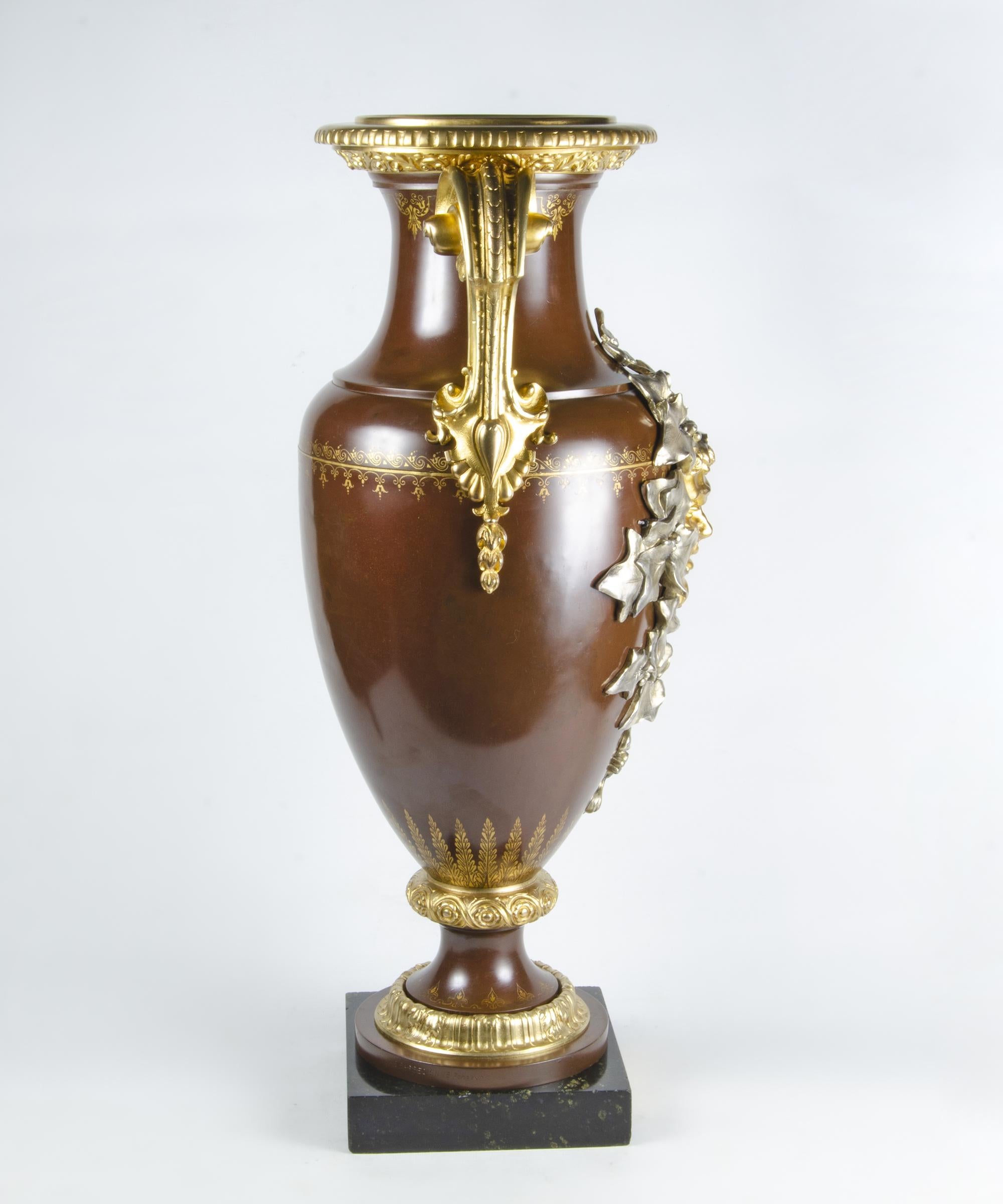 Calco Anfora/urna neoclassica francese in ormù con motivo Baccanale di F. Barbedienne in vendita