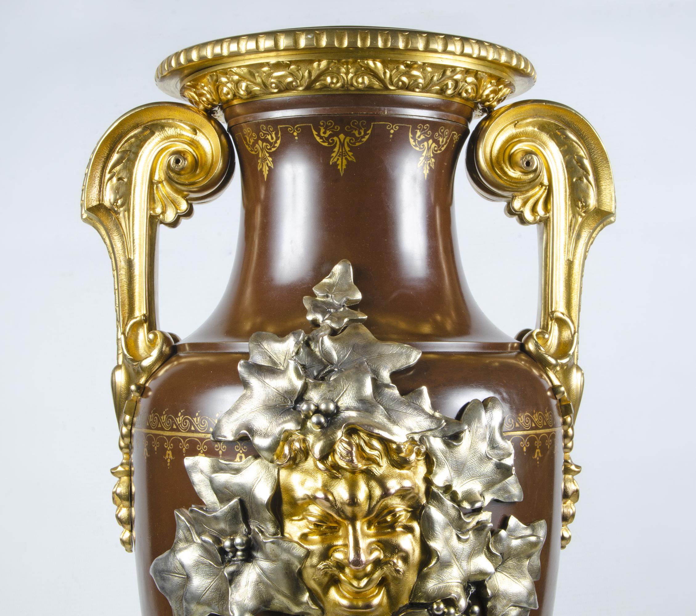 XIX secolo Anfora/urna neoclassica francese in ormù con motivo Baccanale di F. Barbedienne in vendita