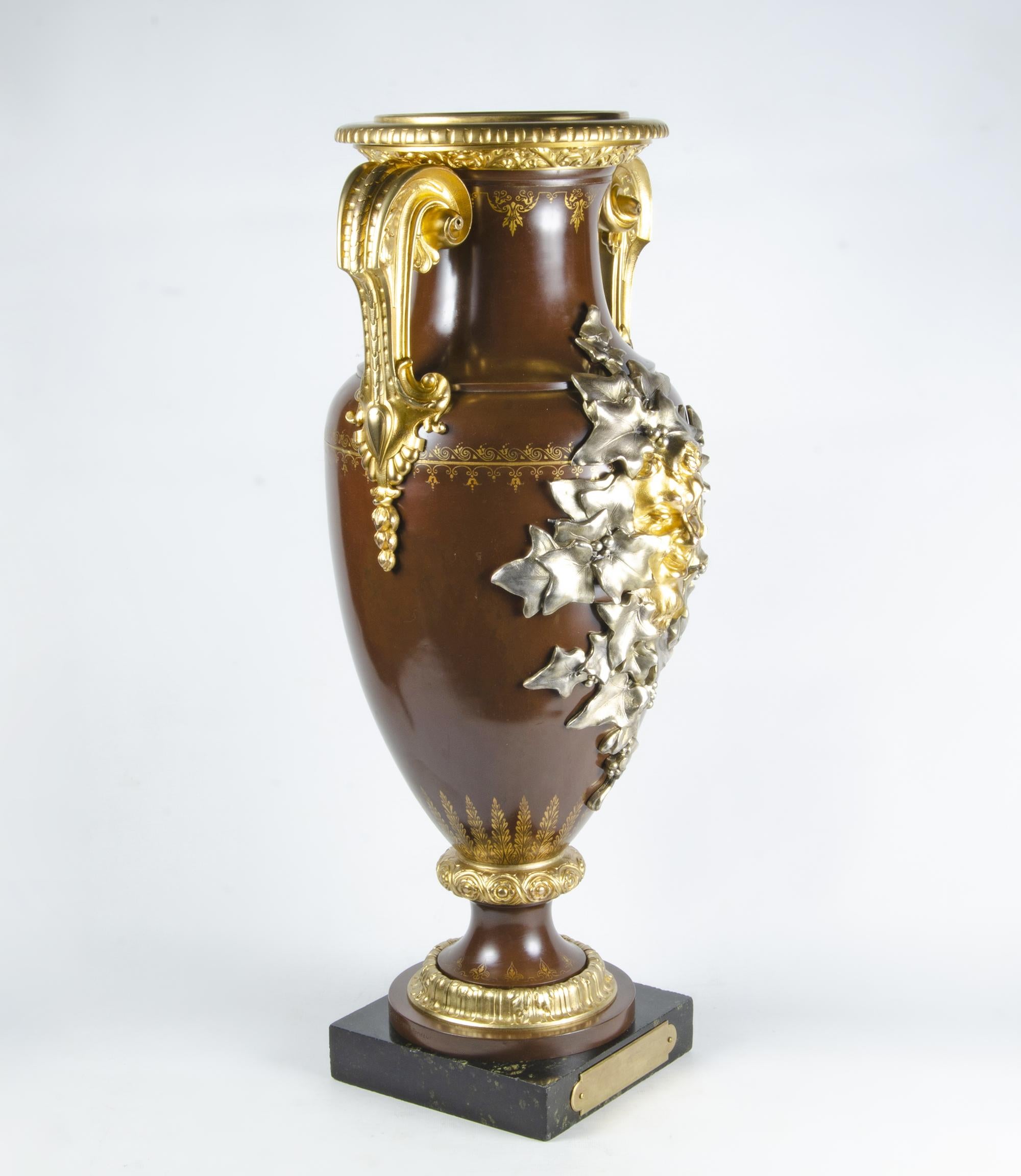 Neoclassico Anfora/urna neoclassica francese in ormù con motivo Baccanale di F. Barbedienne in vendita