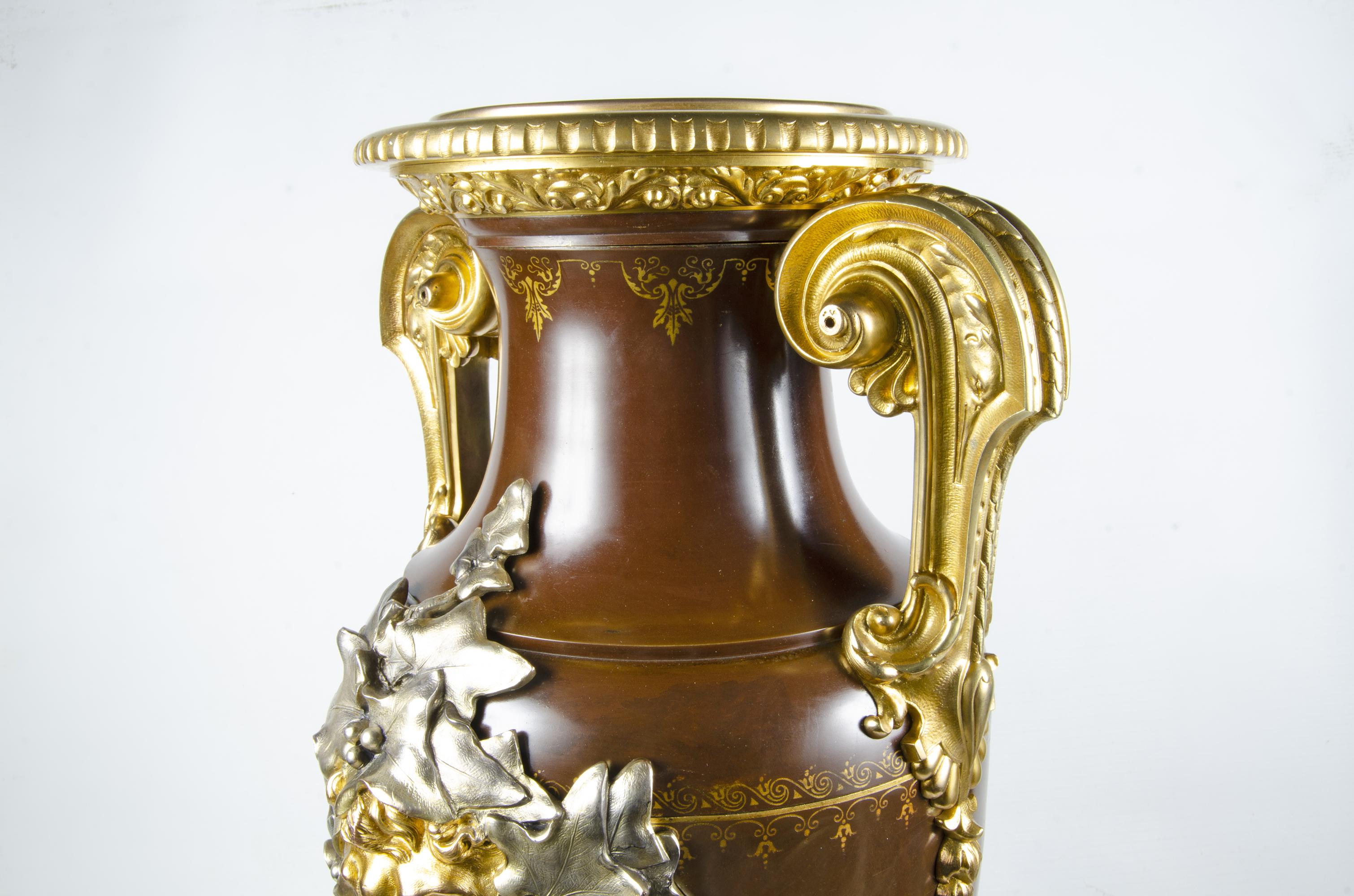Metallo Anfora/urna neoclassica francese in ormù con motivo Baccanale di F. Barbedienne in vendita
