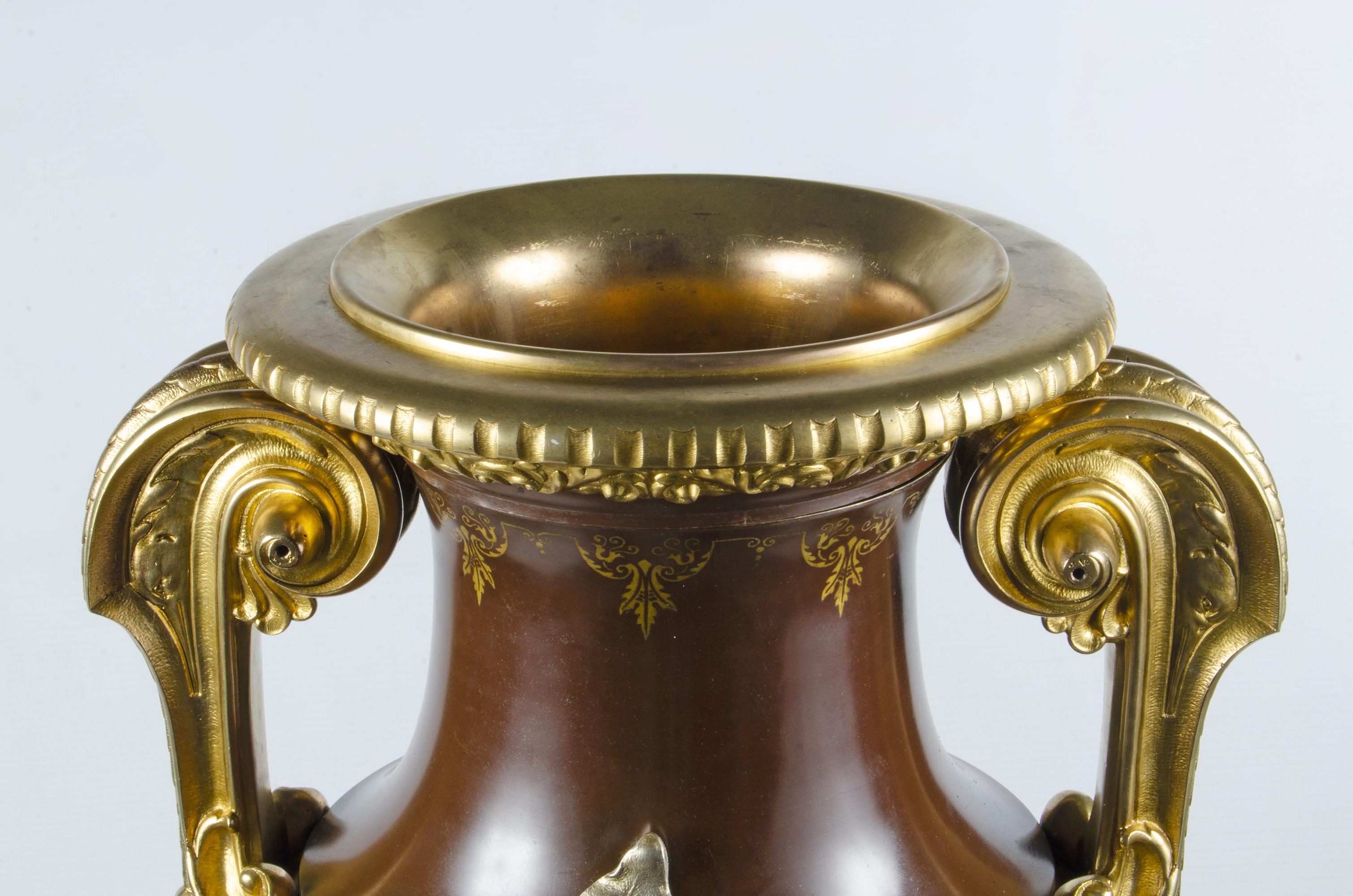 Anfora/urna neoclassica francese in ormù con motivo Baccanale di F. Barbedienne in vendita 1