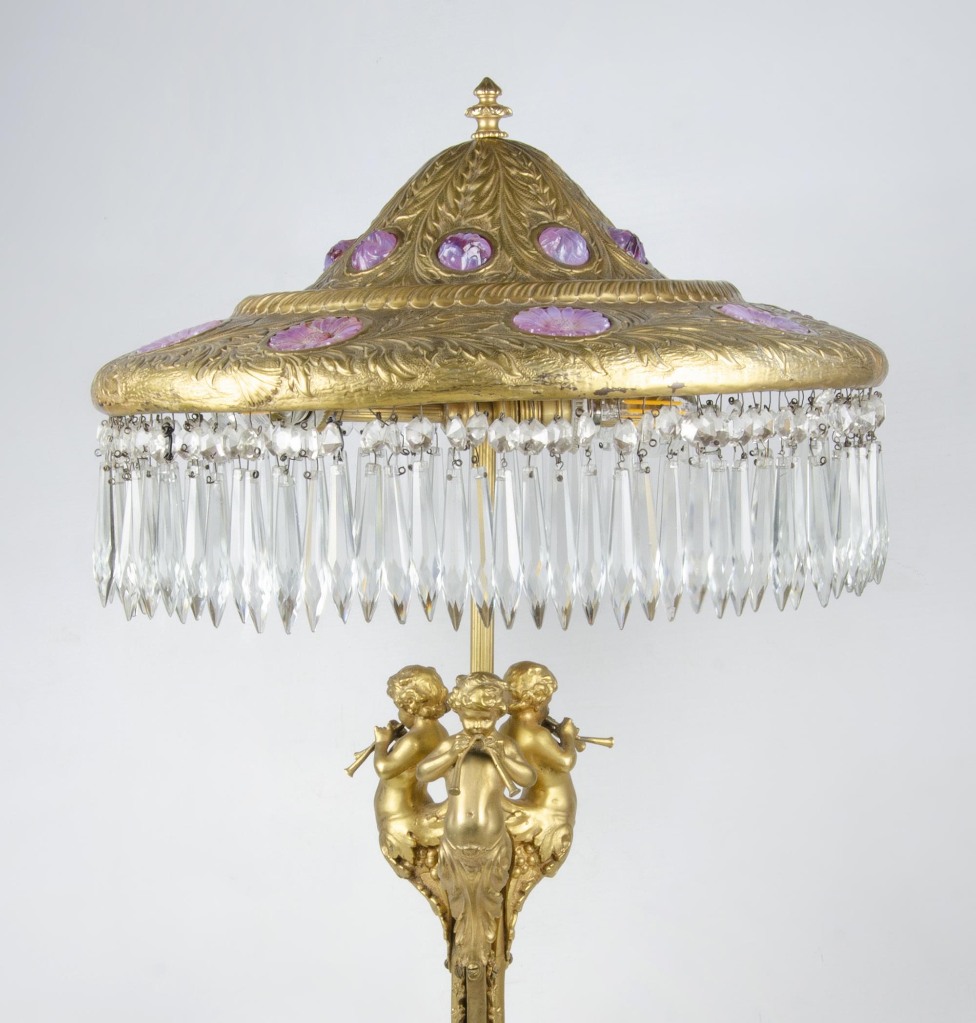 Français Lampe de table sculpturale en bronze doré et verre de style Louis XVI, France, 19e siècle en vente