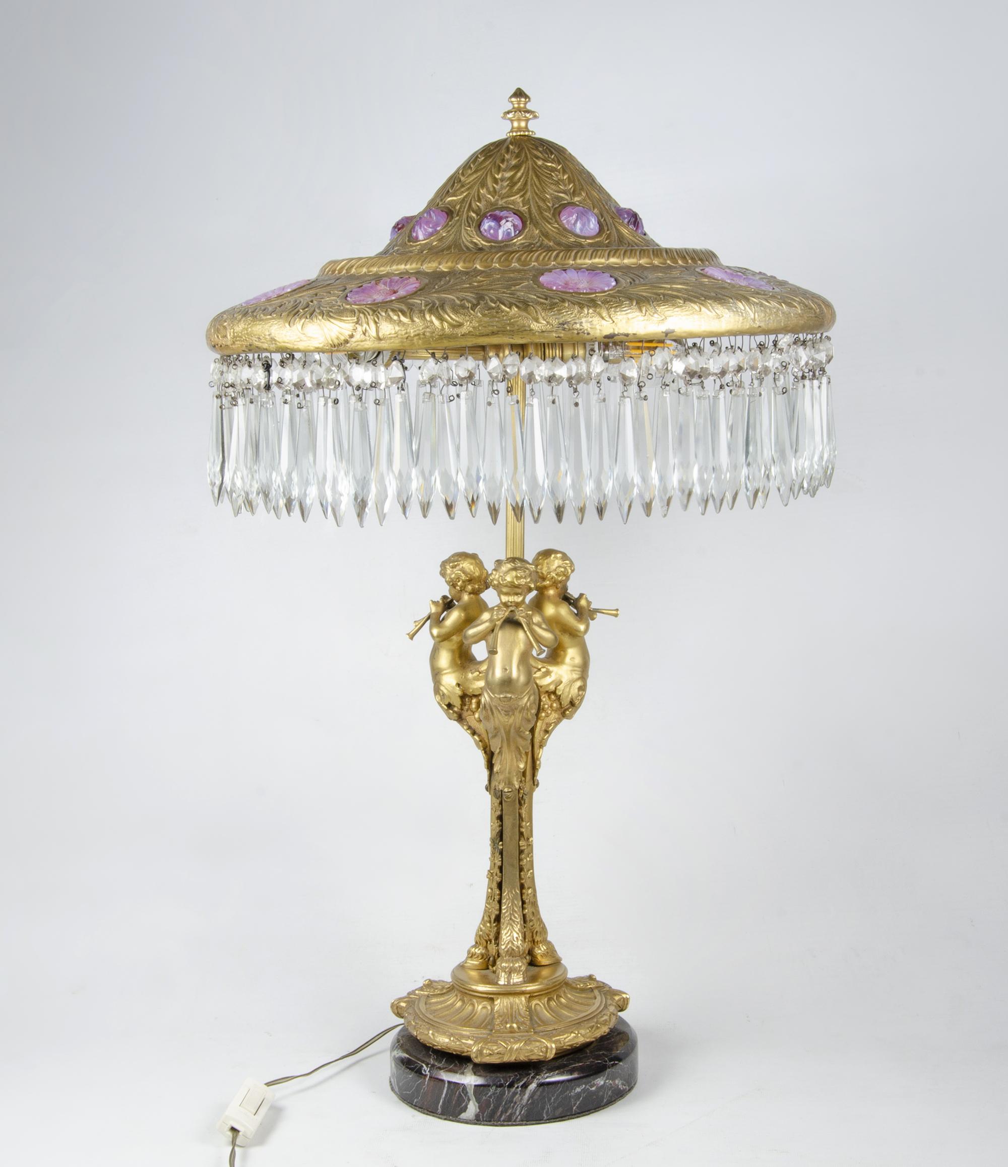 Lampe de table sculpturale de style Louis XVI du 19e siècle en bronze doré avec accents en verre rose, France

Par : inconnu
MATERIAL : bronze, cuivre, métal, étain, verre, cristal, Corde
Technique : coulé, moulé, patiné, doré, travail du métal,