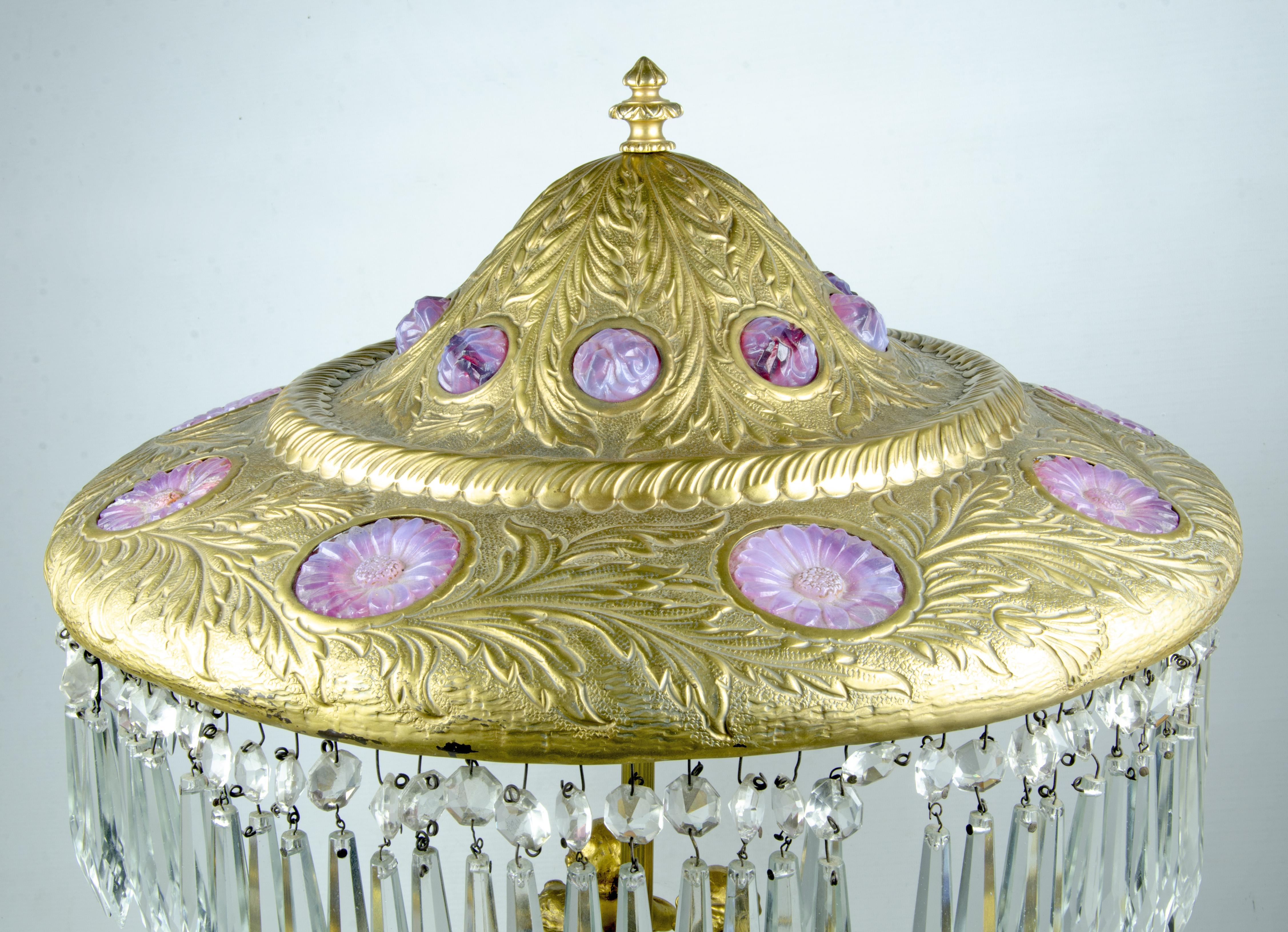 Moulage Lampe de table sculpturale en bronze doré et verre de style Louis XVI, France, 19e siècle en vente