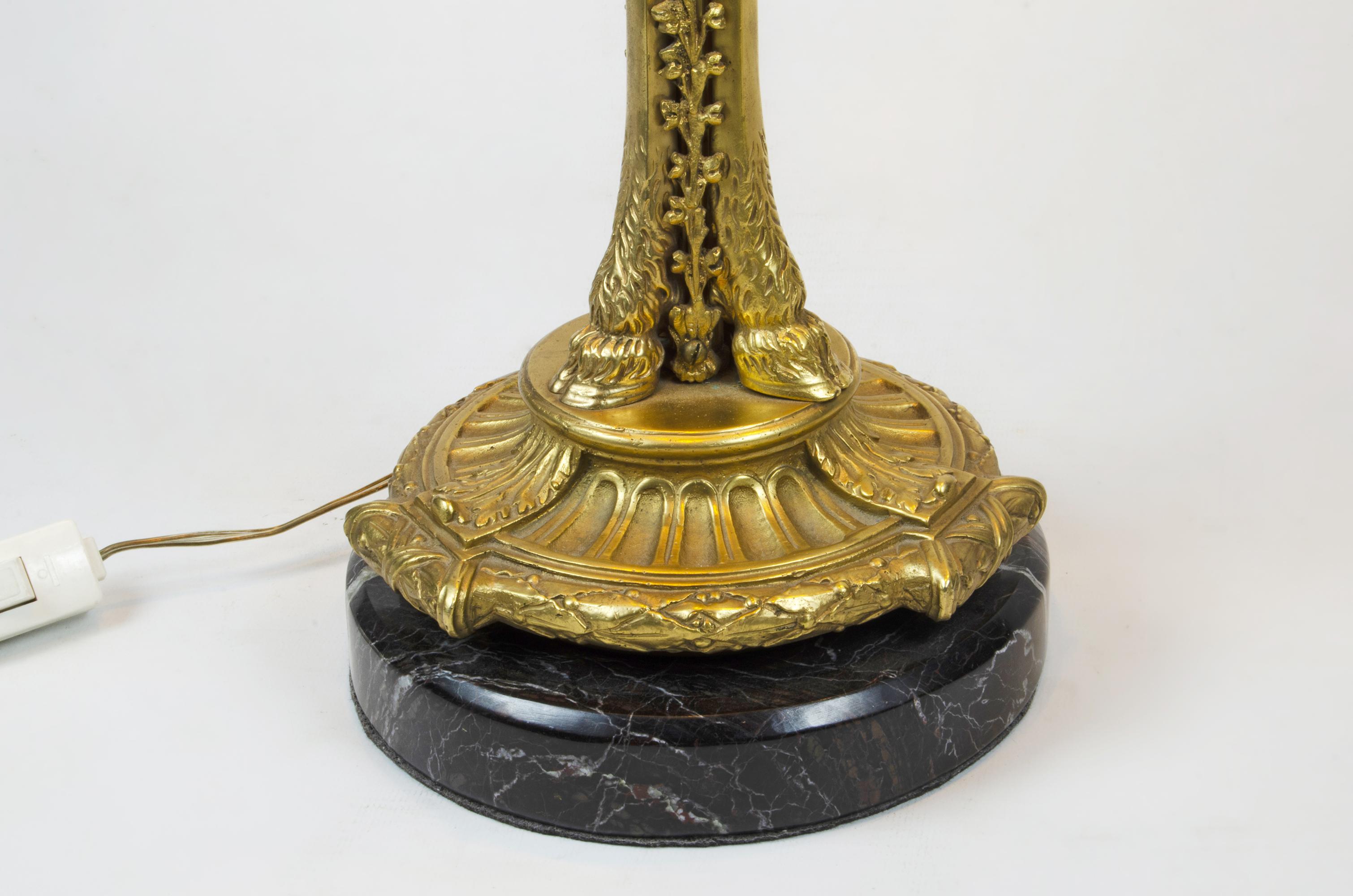 Lampe de table sculpturale en bronze doré et verre de style Louis XVI, France, 19e siècle en vente 2