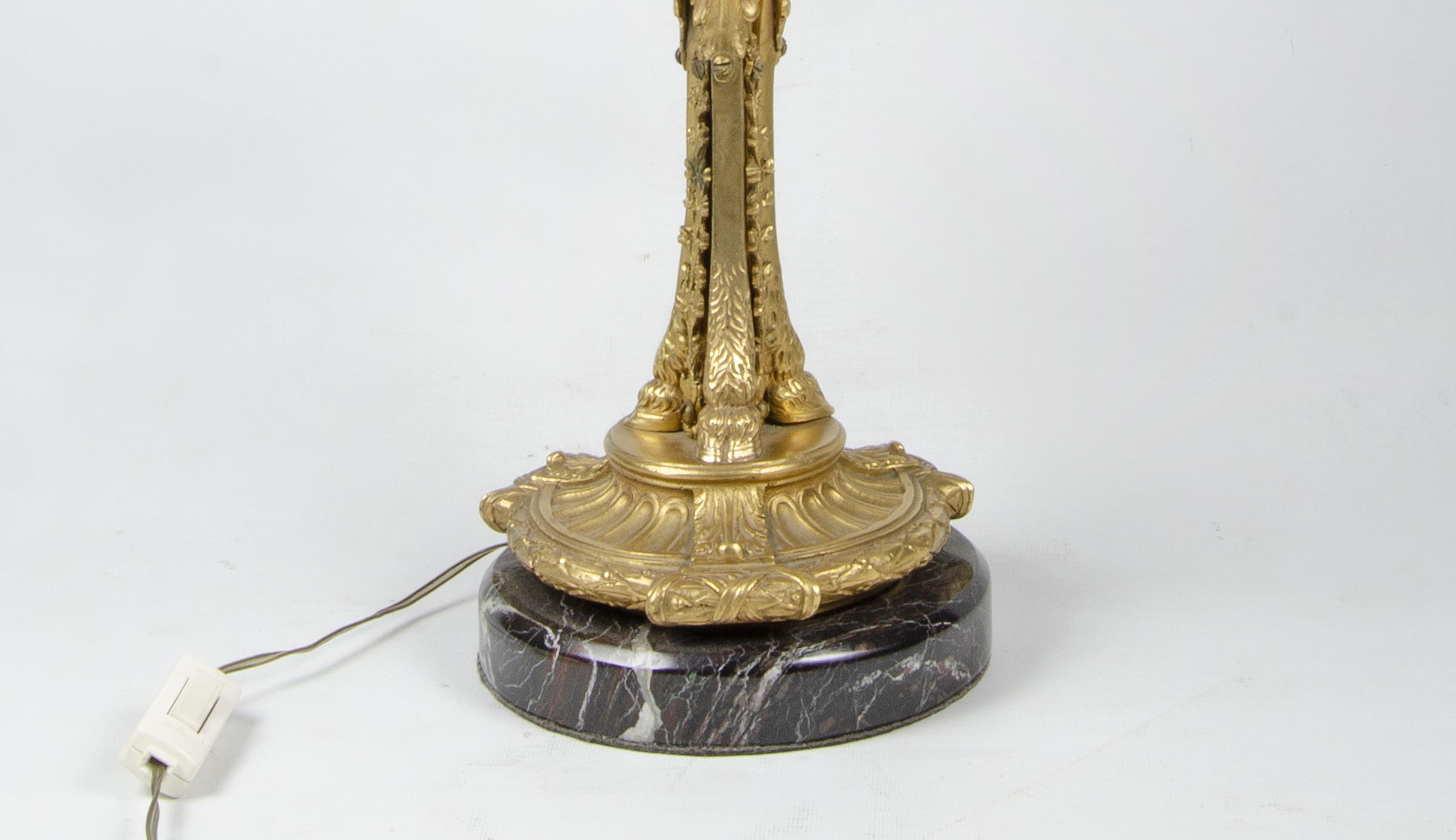 Lampe de table sculpturale en bronze doré et verre de style Louis XVI, France, 19e siècle en vente 1