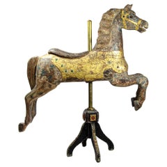 Cheval de carrousel allemand des années 1900 en bois sculpté au galop avec cristaux et feuilles d'or