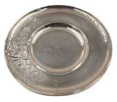 Assiette décorative en argent massif repoussé, datant des années 1950 (période Showa), réalisée par Matsuyama, au Japon