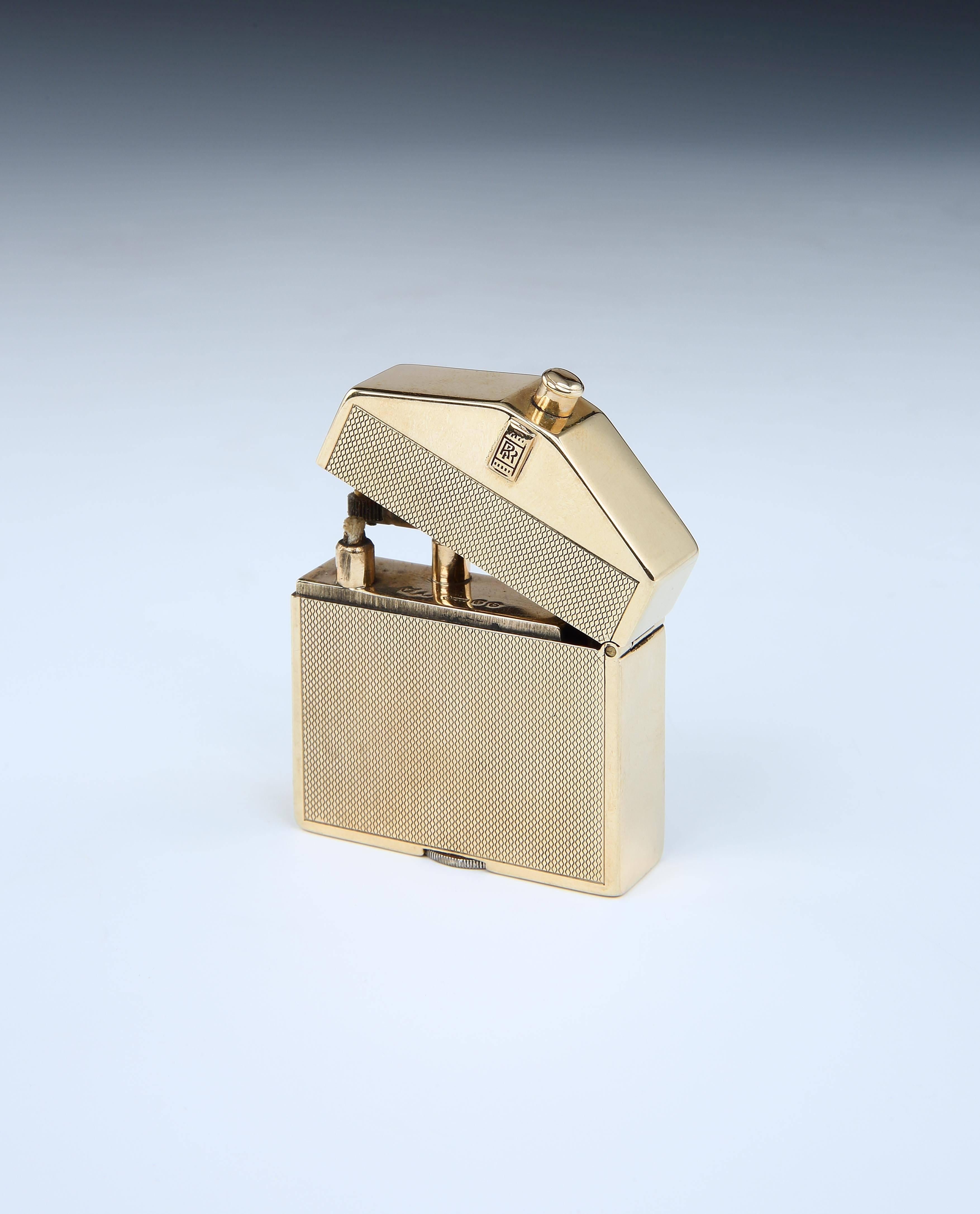 Alfred Dunhill pour Rolls-Royce. 

Un exemple extrêmement rare du design de briquet de poche connu sous le nom de 