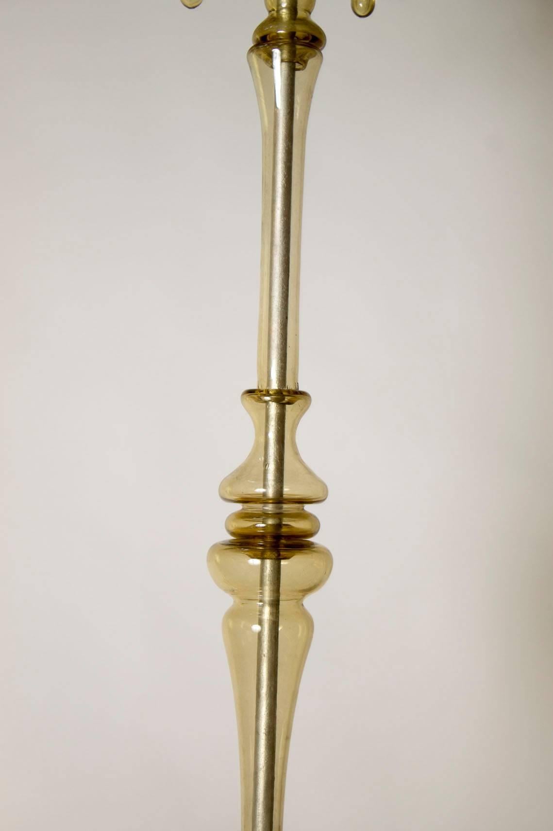 A traditional amber Murano glass chandelier by Venini from the 1930s. Features 10 arms with glass drops.