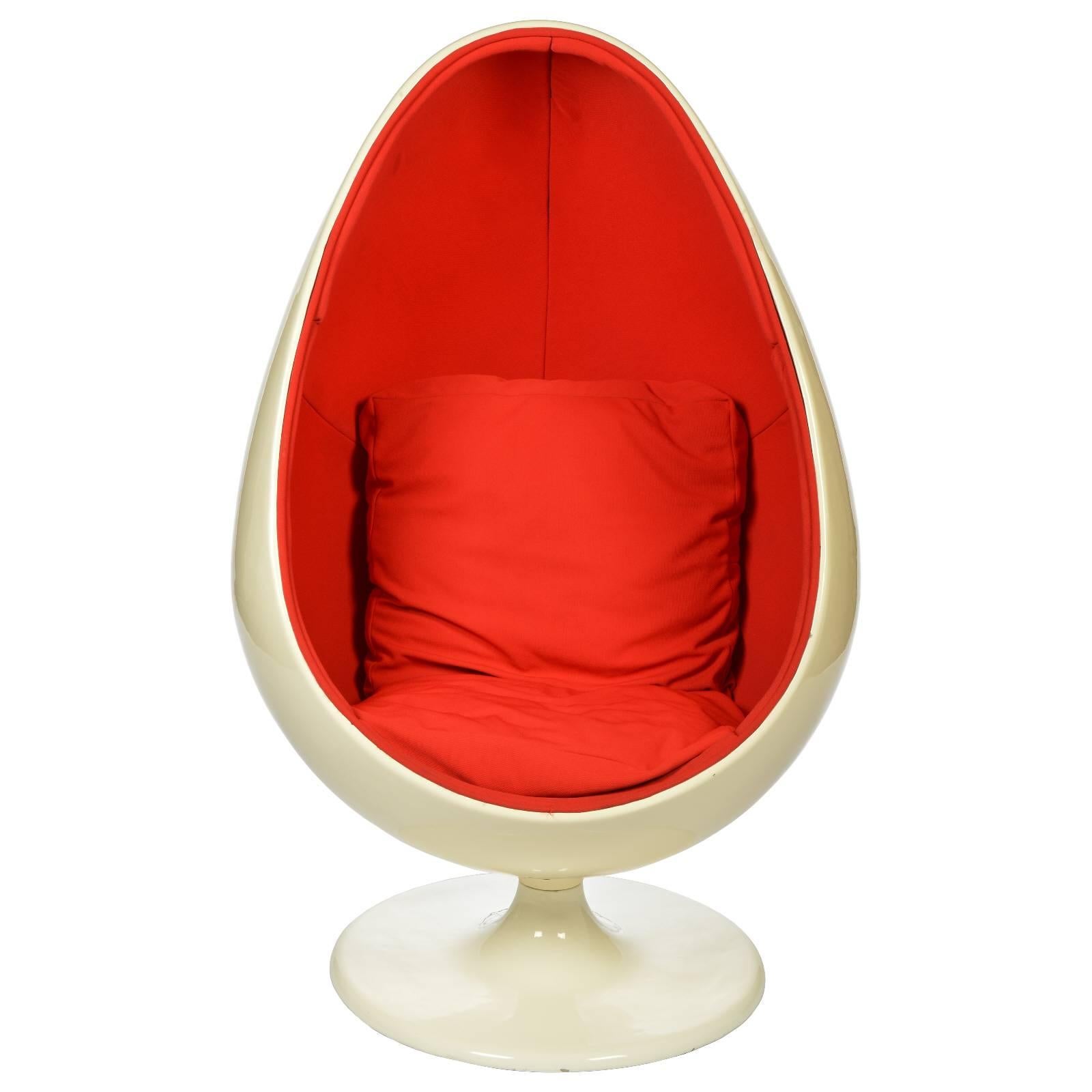 Classic Mid Century Modern Pod Chair or Egg Chair For Sale