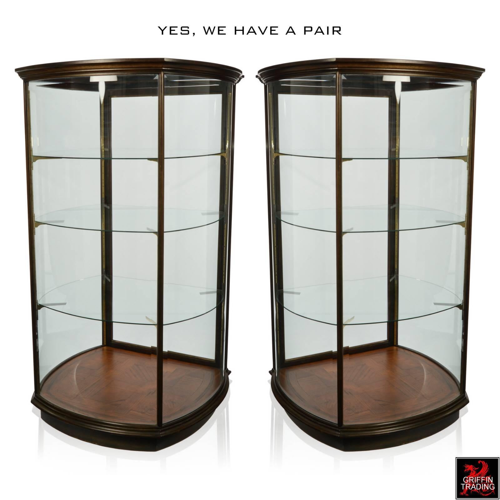 This elegant and large custom-made vitrine is absolutely fabulous and perfect for showcasing high-end luxury goods. The large curved glass panels all have a 1″ bevel, as well as the flat glass panel door in the back. The inside of the display has a