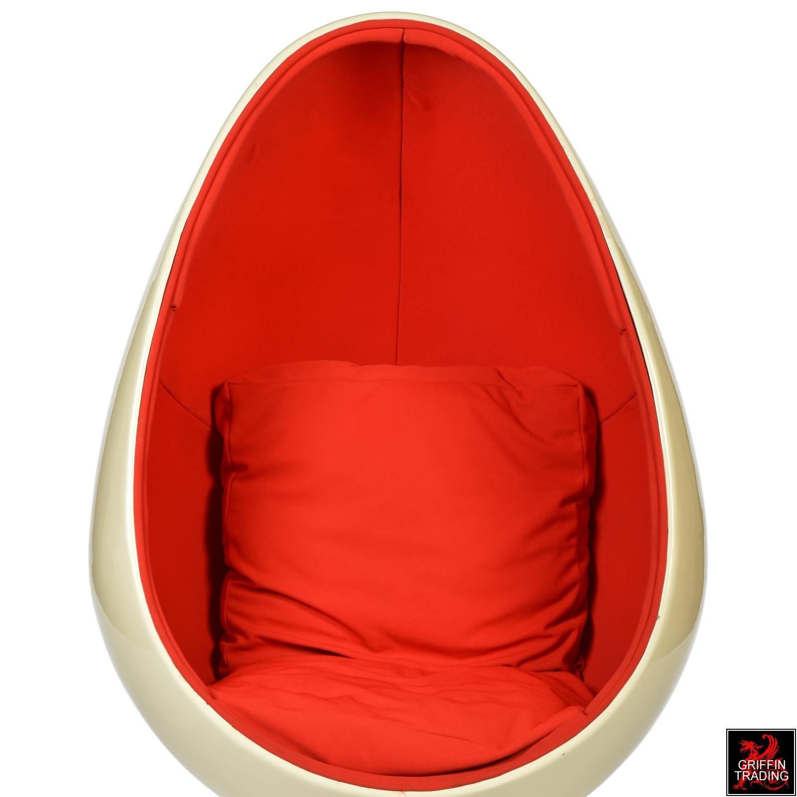 Space Age Classic Mid Century Modern Pod Chair or Egg Chair For Sale