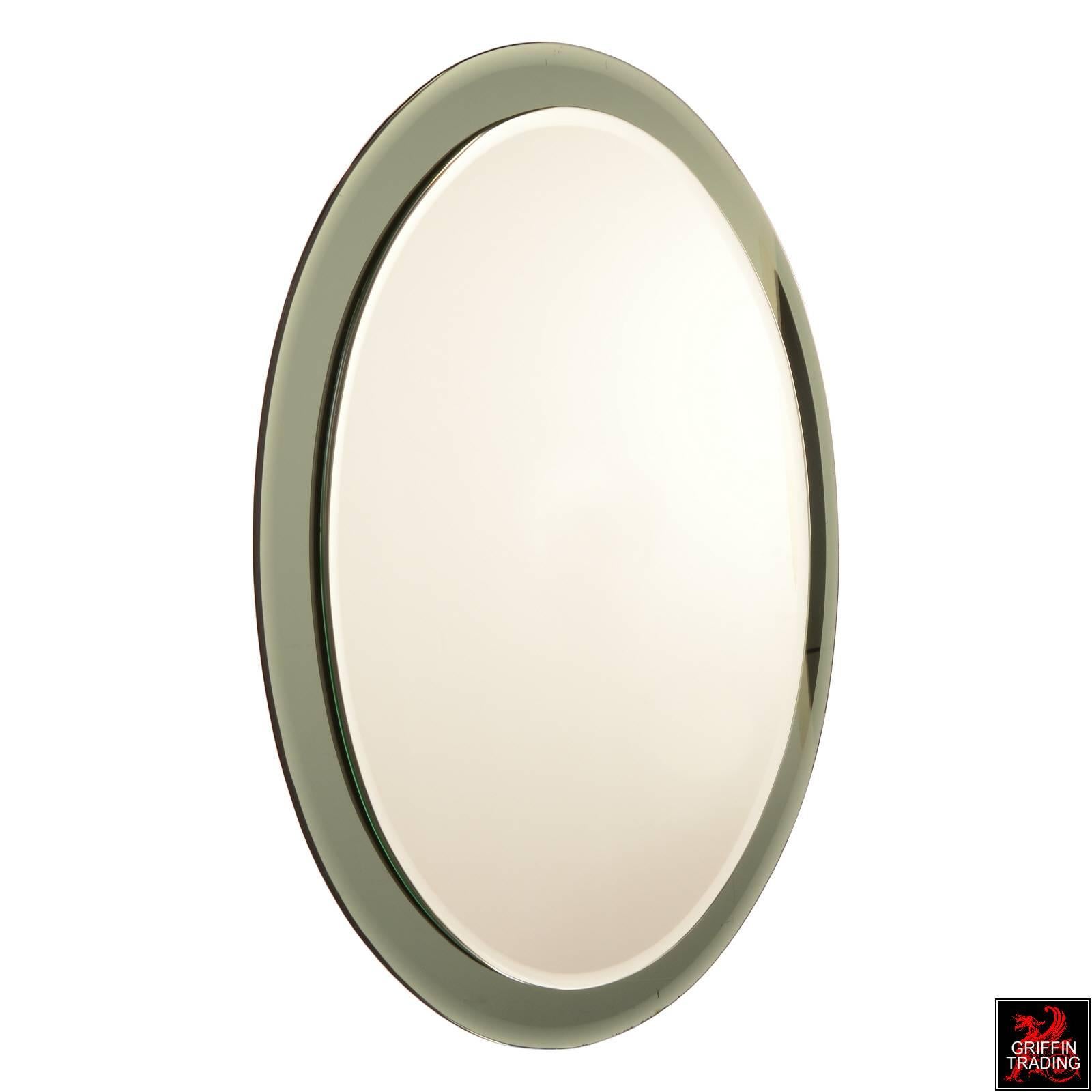 Italian Oval Shaped Beveled Wall Mirror in the Style of Fontana Arte 7709 In Good Condition For Sale In Dallas, TX