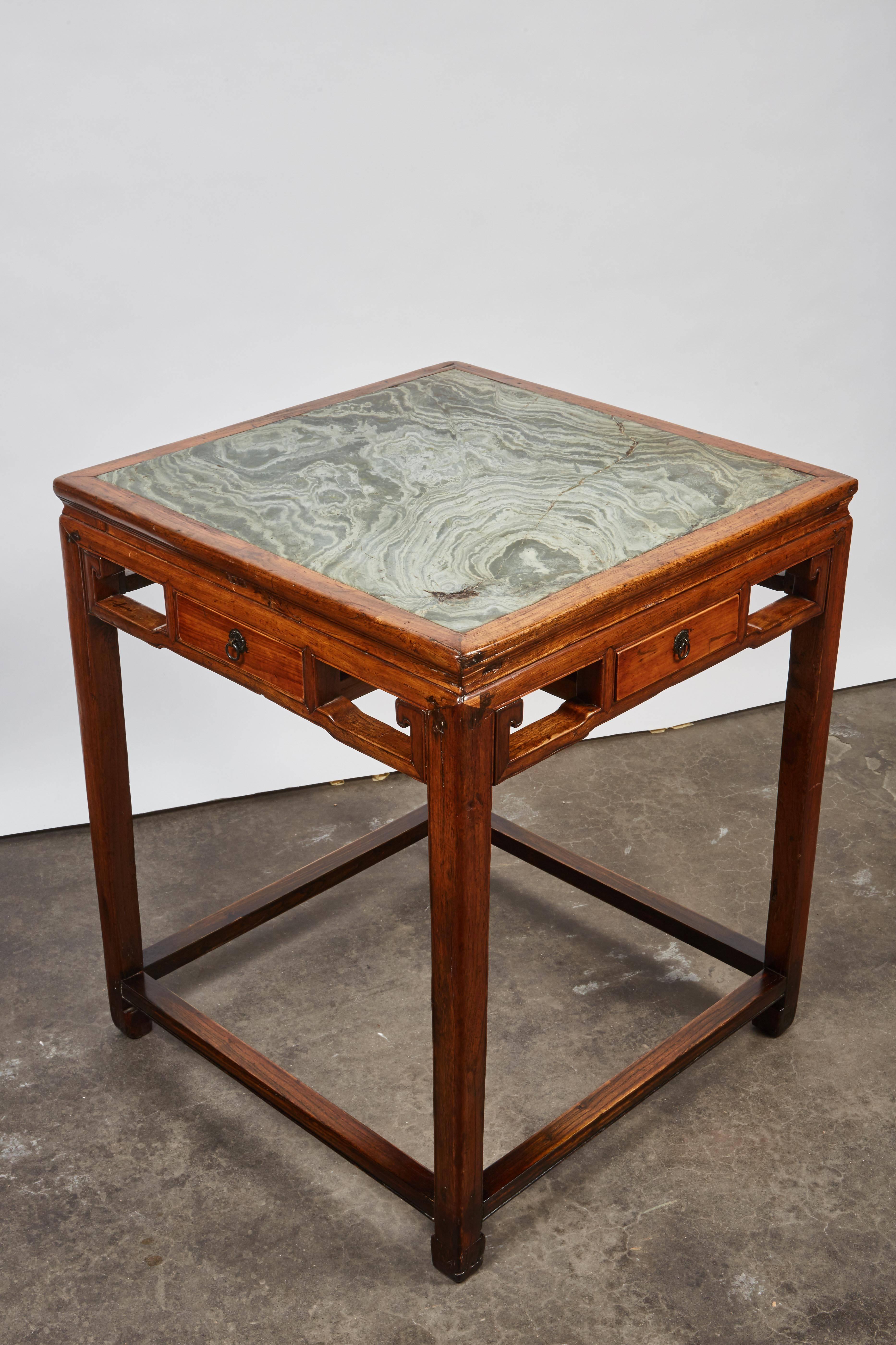 Chinesischer quadratischer Tisch aus Zedernholz mit vier Schubladen aus dem 18. Jahrhundert und grünem Marmor im Angebot 3