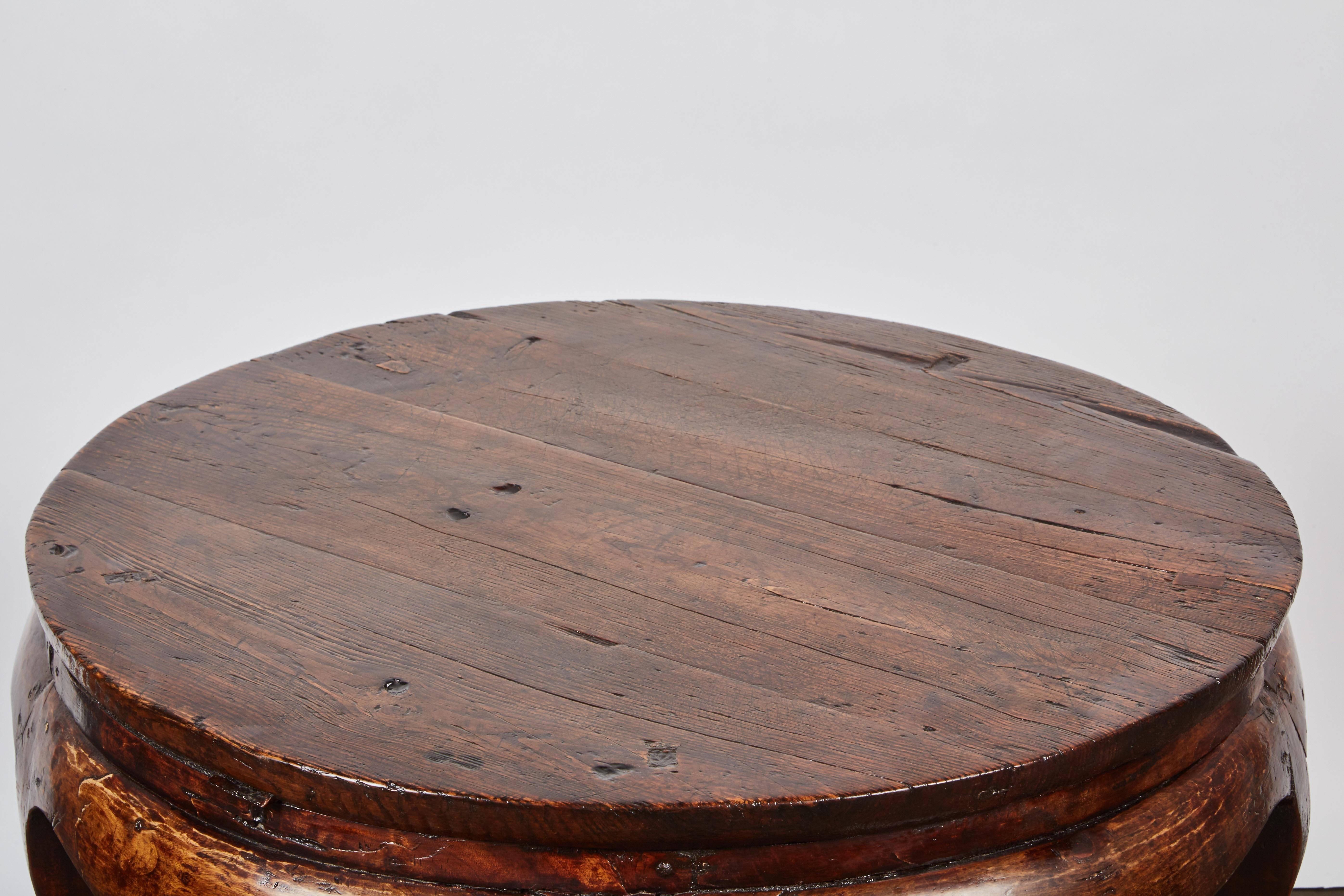 Mid-18th Century Chinese Elm Low Round Table In Good Condition In Pasadena, CA