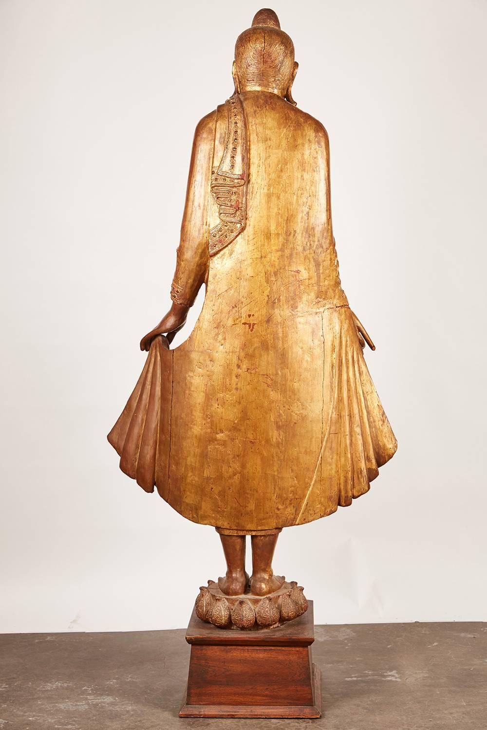 Großer vergoldeter thailändischer stehender Buddha (20. Jahrhundert) im Angebot