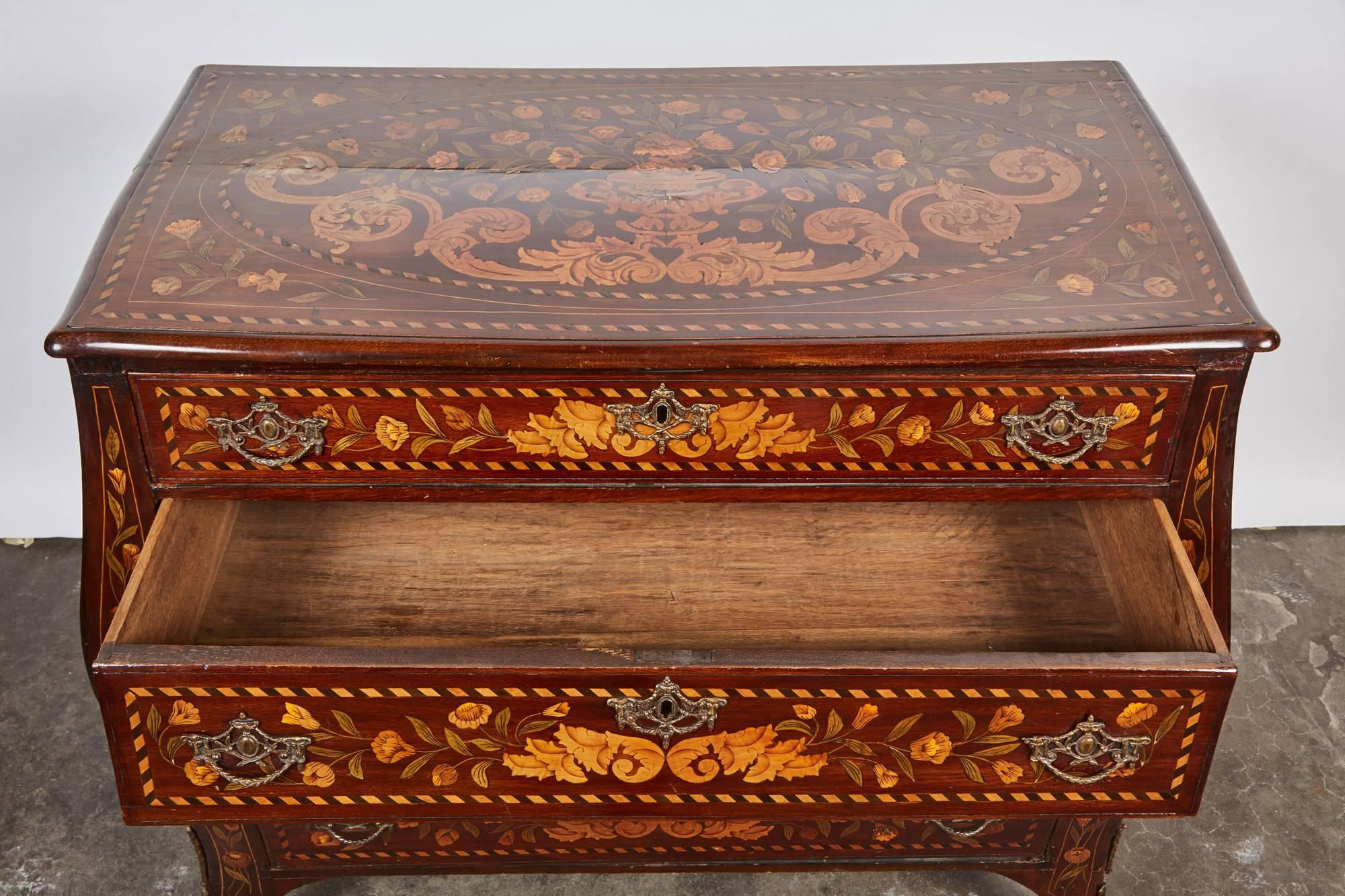 18th Century Four-Drawer Mahogany Bow Front Chest with Inlaid Flowers  In Good Condition In Pasadena, CA