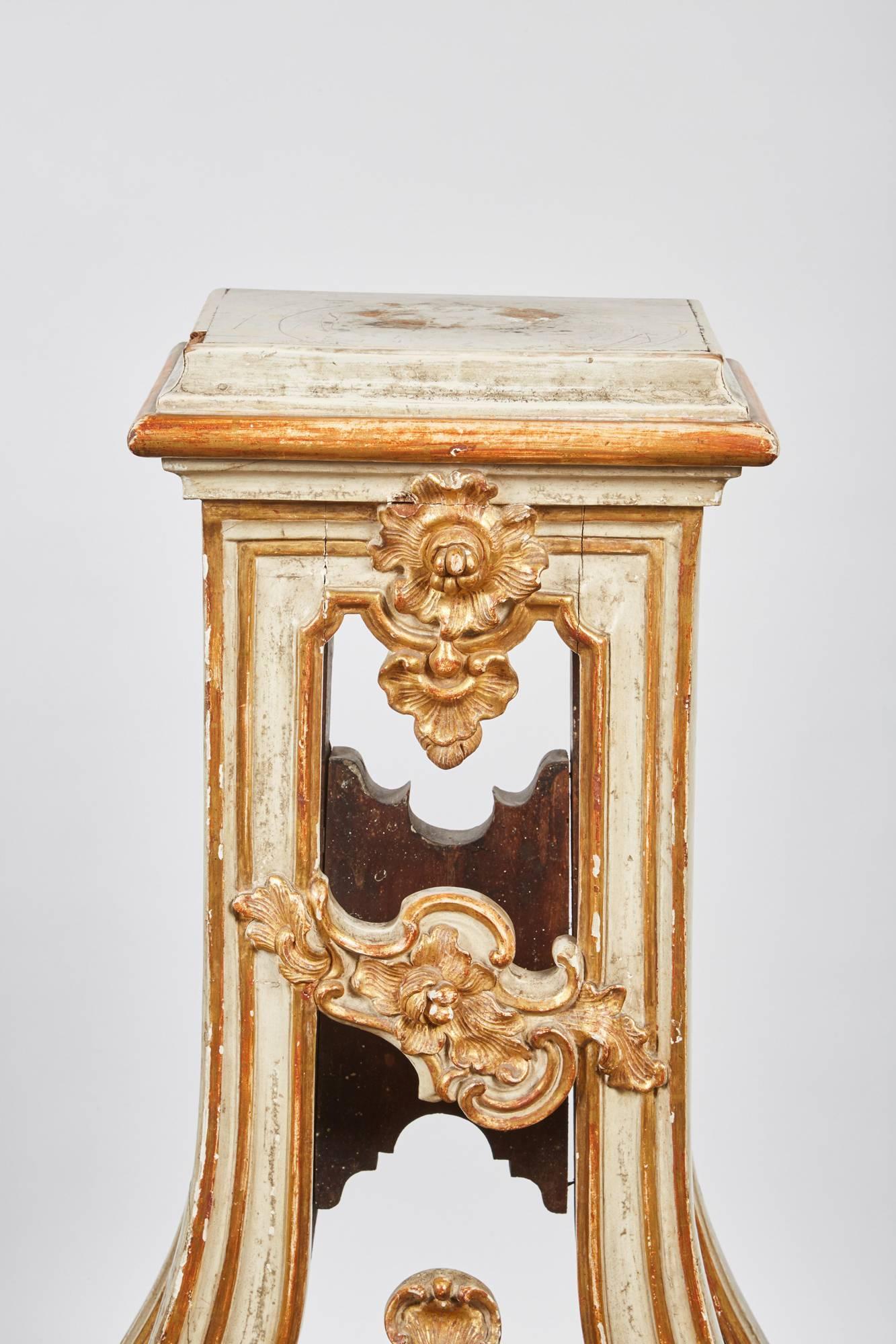 Pair of 18th Century Italian Rococo Cream Painted and Parcel Gilt-Pedestal For Sale 1