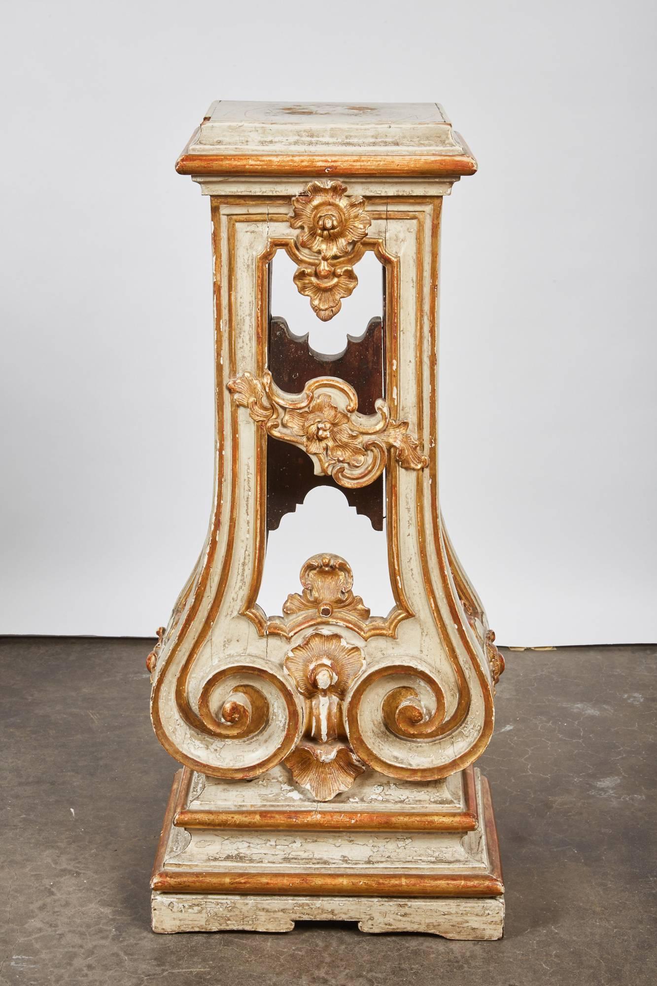 Pair of 18th Century Italian Rococo Cream Painted and Parcel Gilt-Pedestal In Good Condition For Sale In Pasadena, CA