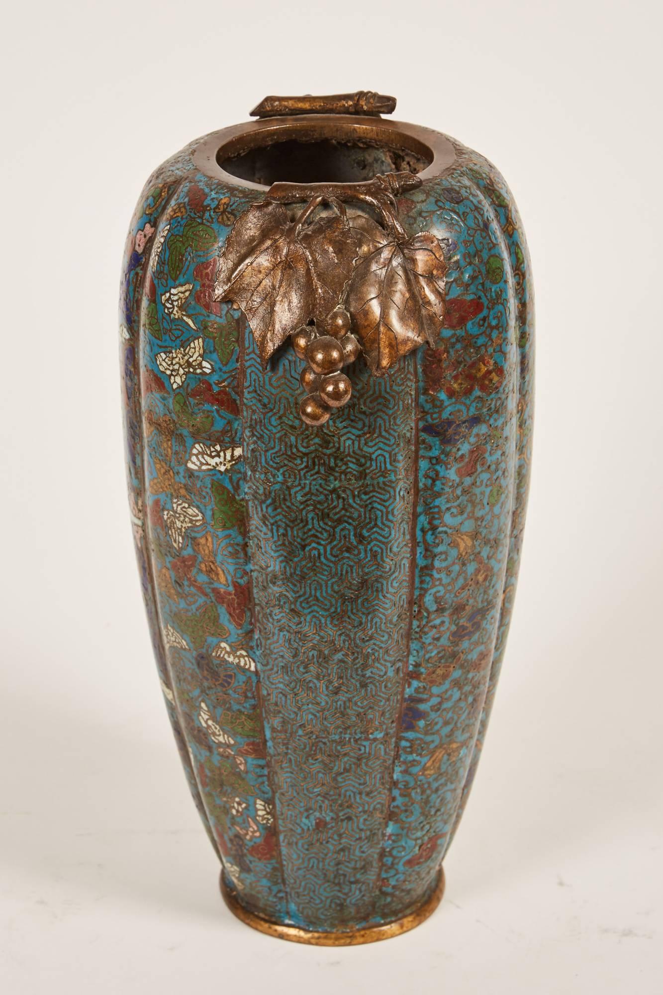 Jarrón chino de cloisonné del siglo XIX con asas de uva Qing