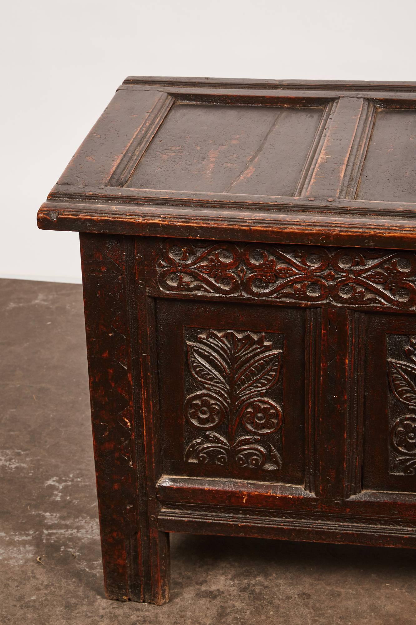 Late 18th Century English Carved Oak Trunk In Good Condition For Sale In Pasadena, CA