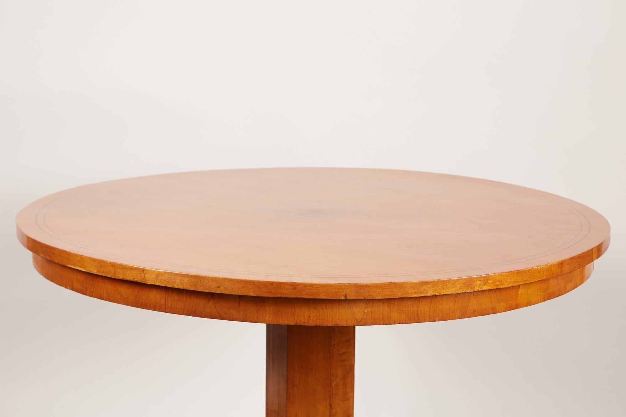 20th Century Swedish Cherry and Ebonized Biedermeier Pedestal Table In Good Condition In Pasadena, CA