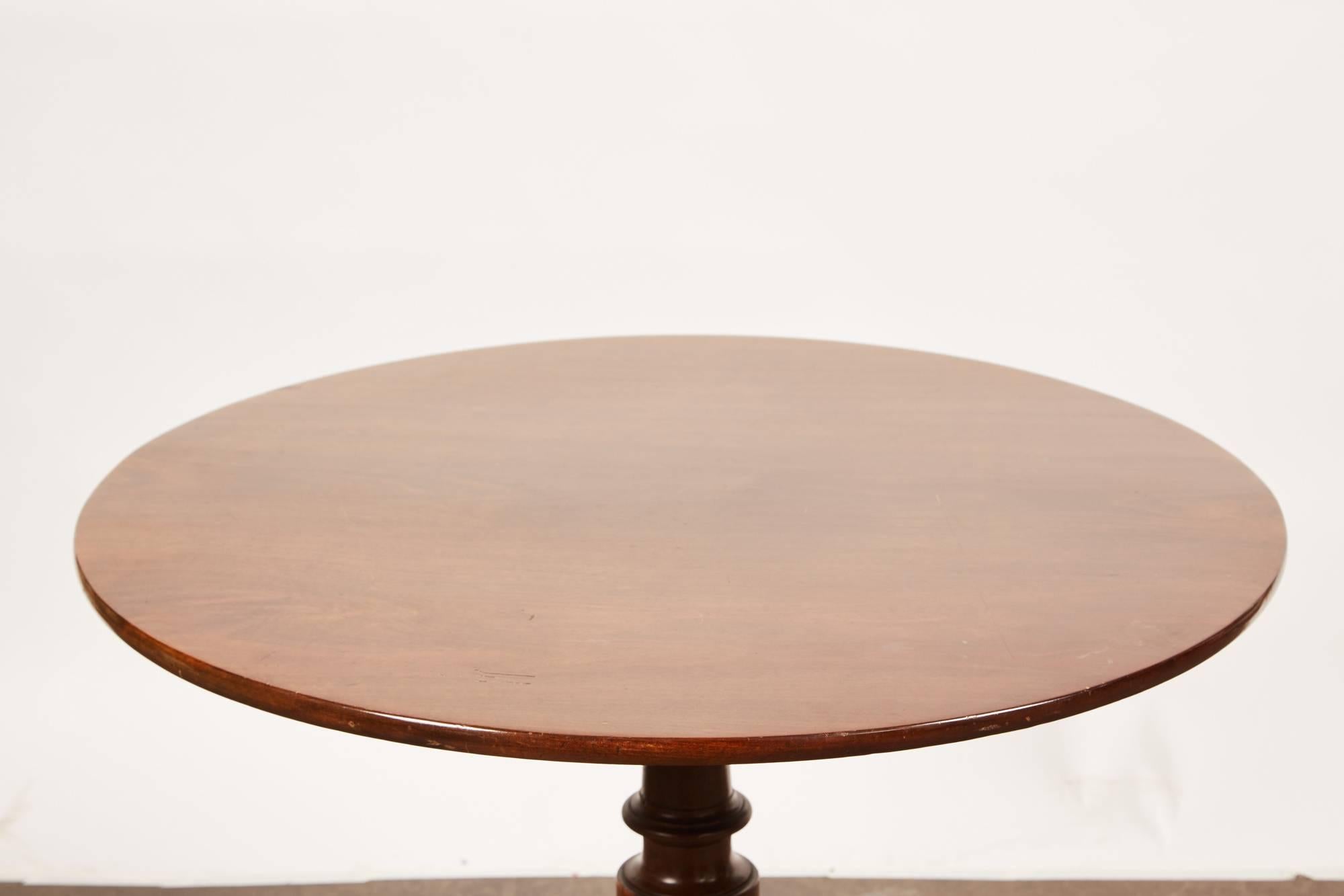 19th Century Queen Anne English Mahogany Pedestal Table For Sale 1