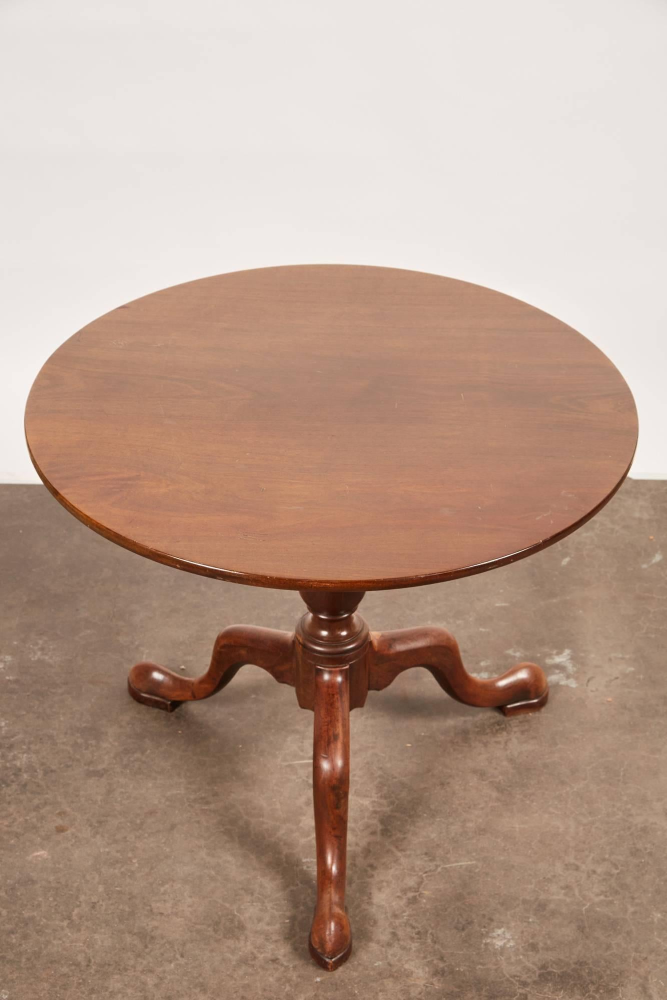 19th Century Queen Anne English Mahogany Pedestal Table In Good Condition For Sale In Pasadena, CA