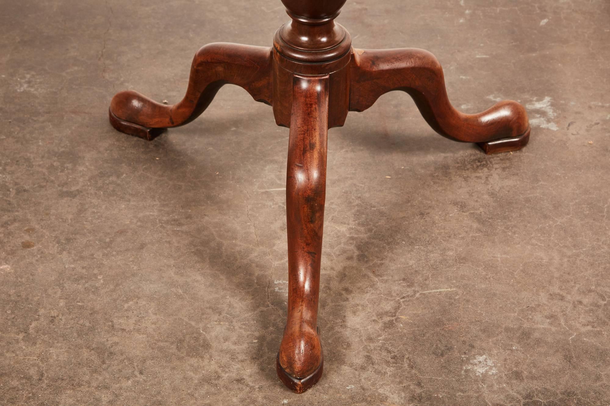 19th Century Queen Anne English Mahogany Pedestal Table For Sale 3
