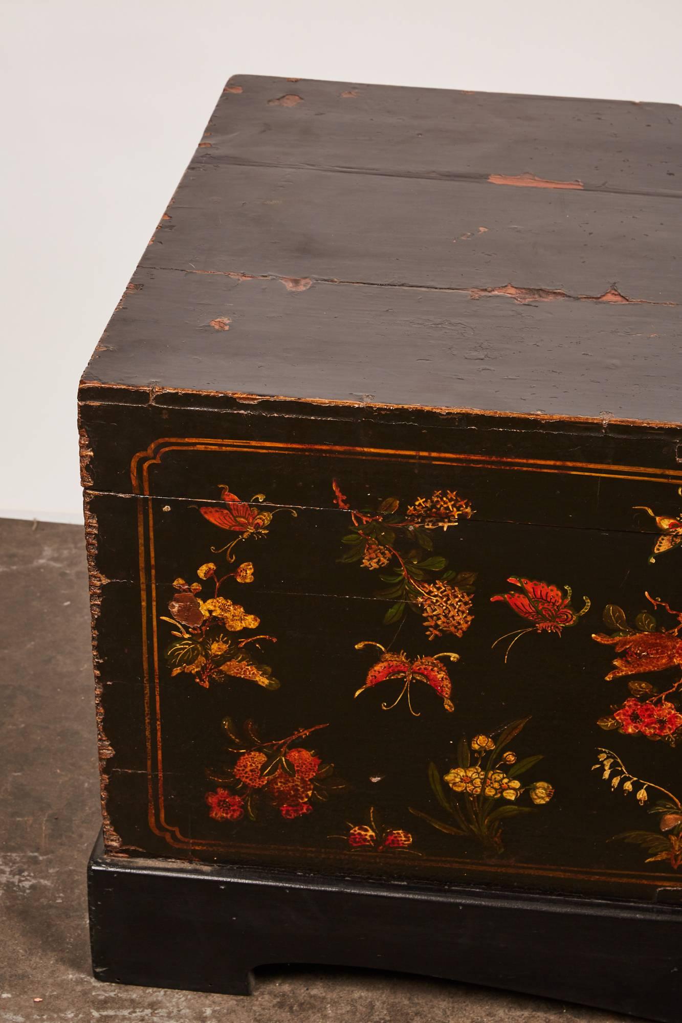 19th Century Qing Style Lacquer Painted Trunk with Butterfly Motifs In Good Condition In Pasadena, CA