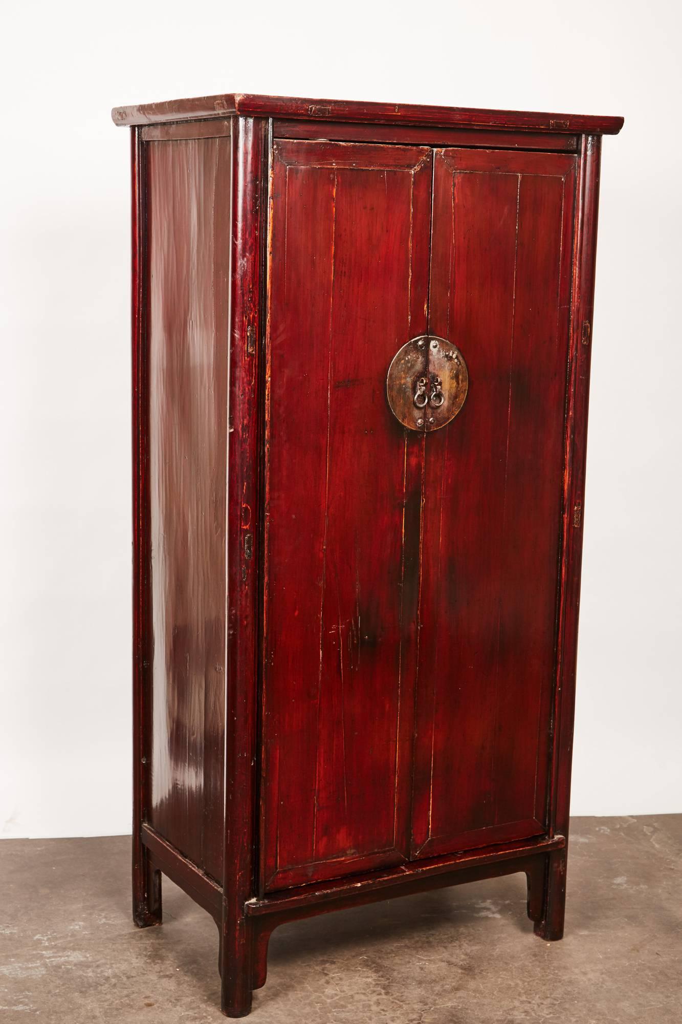 Ein lackierter chinesischer zweitüriger Schrank aus dem 18. Jahrhundert mit einer Reihe kleiner runder Beine. Dieses schlichte und klassische Stück stammt aus der Provinz Henan und enthält alle originalen Beschläge und Verarbeitungen.