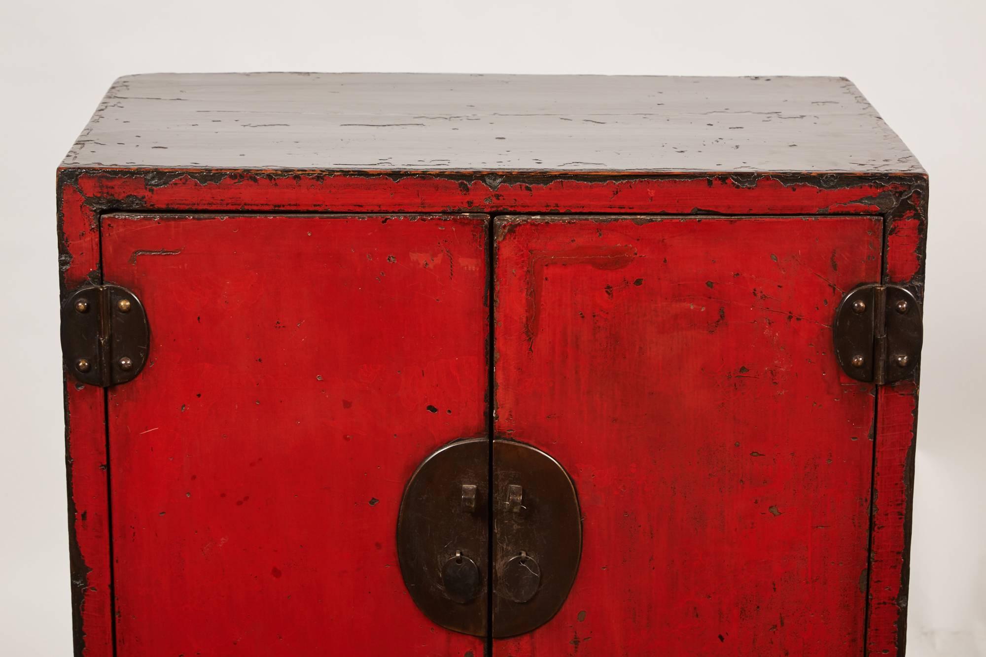 Qing Paire d'armoires chinoises à deux portes du 18ème siècle en vente