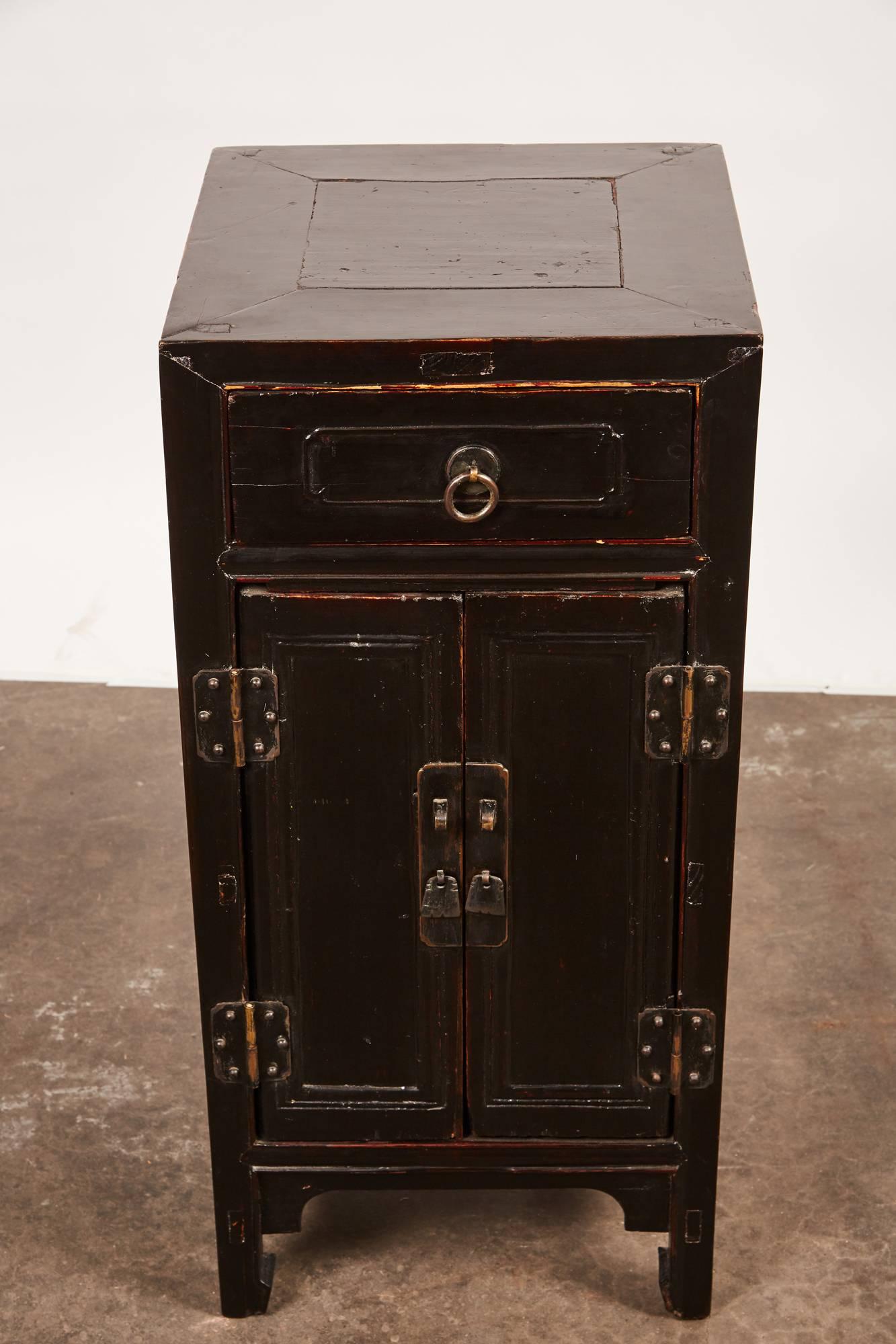 Qing Pair of 18th Century Chinese Tall Lacquer Side Cabinet