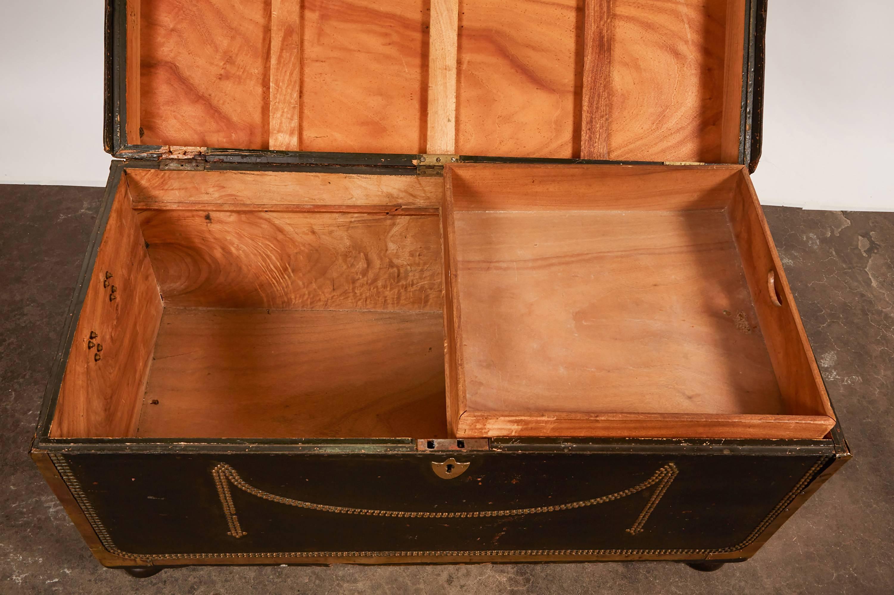 19th Century English Leather Trunk with Nail Head Trim In Good Condition In Pasadena, CA