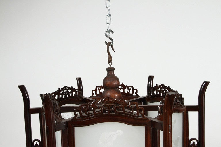 Chinois Paire de lanternes chinoises en verre et bois de rose du 19ème siècle en vente