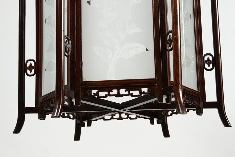 XIXe siècle Paire de lanternes chinoises en verre et bois de rose du 19ème siècle en vente