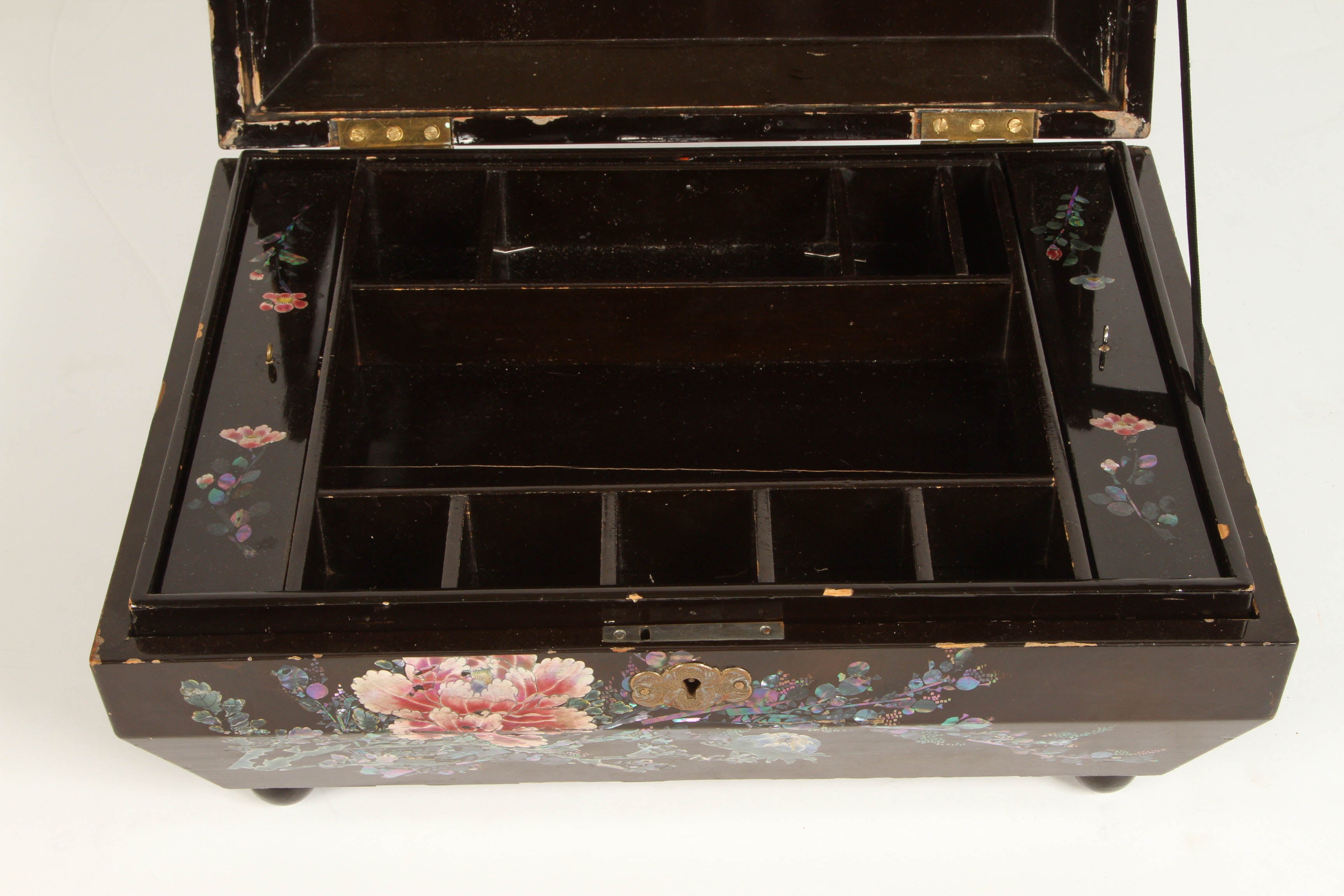 Japonisme Japanese Lacquer Box with Mother-of-Pearl Inlay