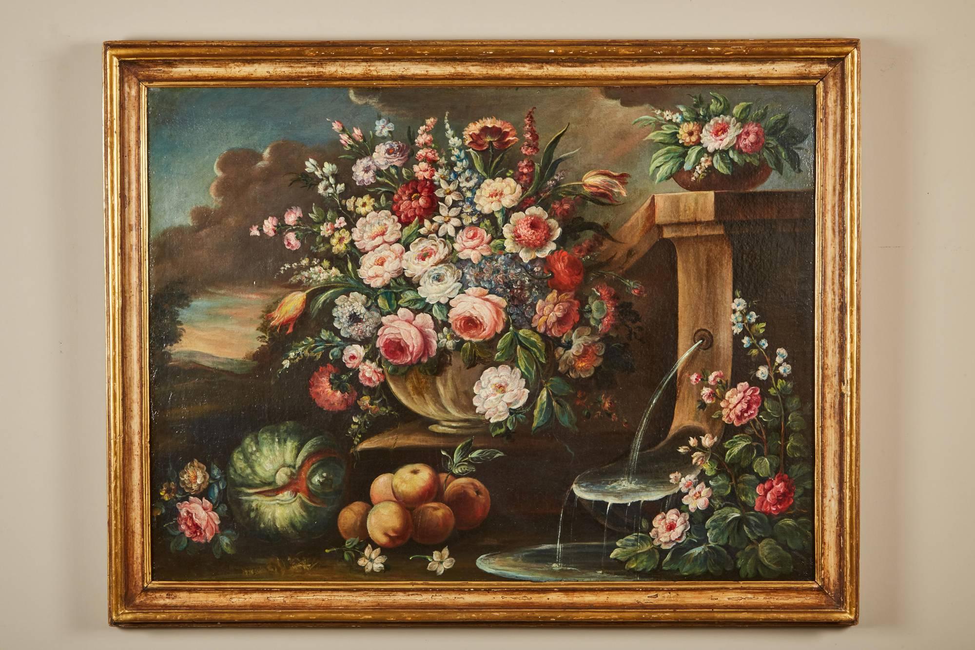 Une grande peinture à l'huile sur toile de l'école italienne du 19ème siècle dans un cadre en bois doré. La peinture représente un vase avec un arrangement floral, une fontaine et des fruits, dans un paysage en arrière-plan, un luminaire attaché au