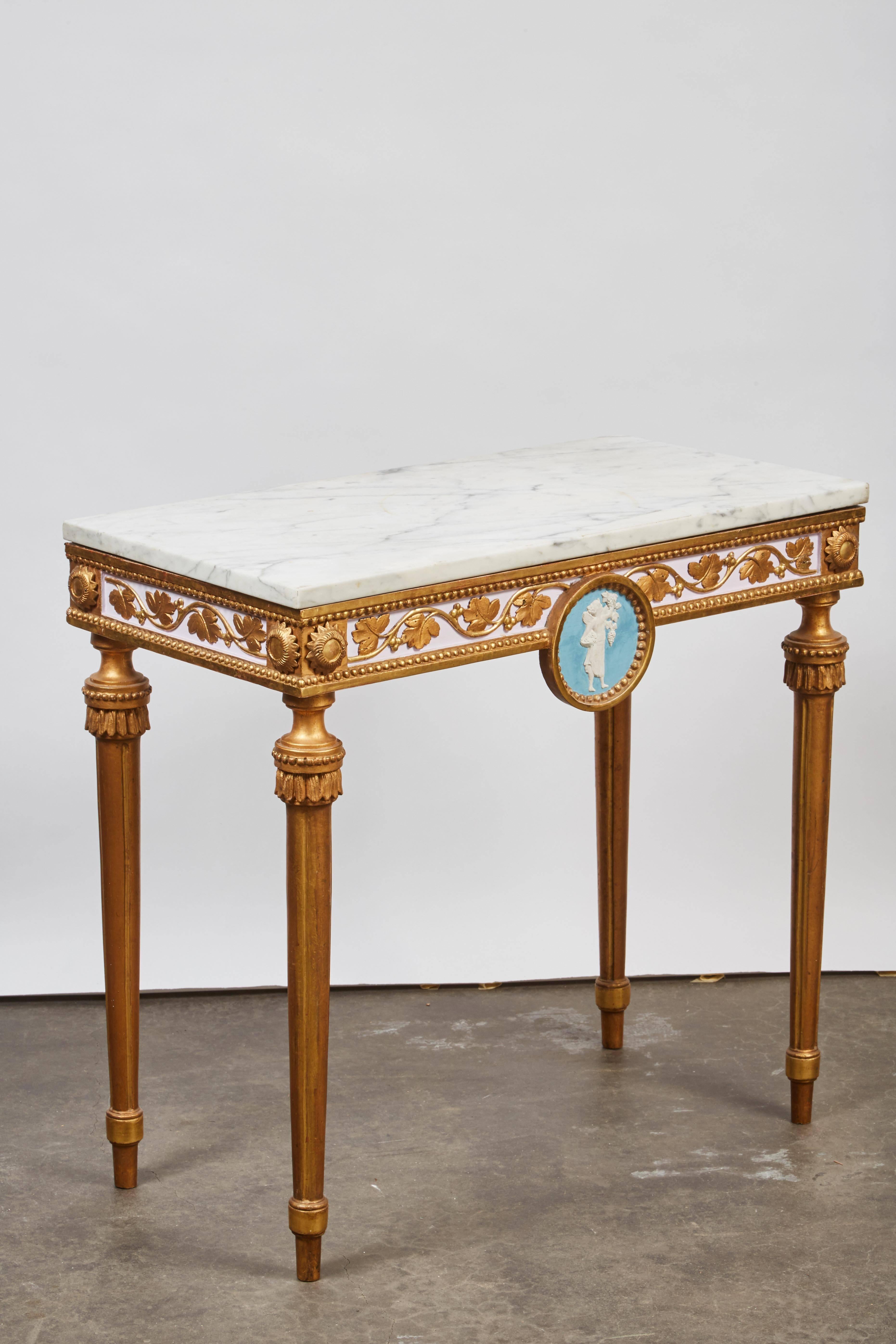 Konsole und Spiegel aus schwedischem weißem Marmor und vergoldet, 1790er Jahre im Zustand „Gut“ im Angebot in Pasadena, CA