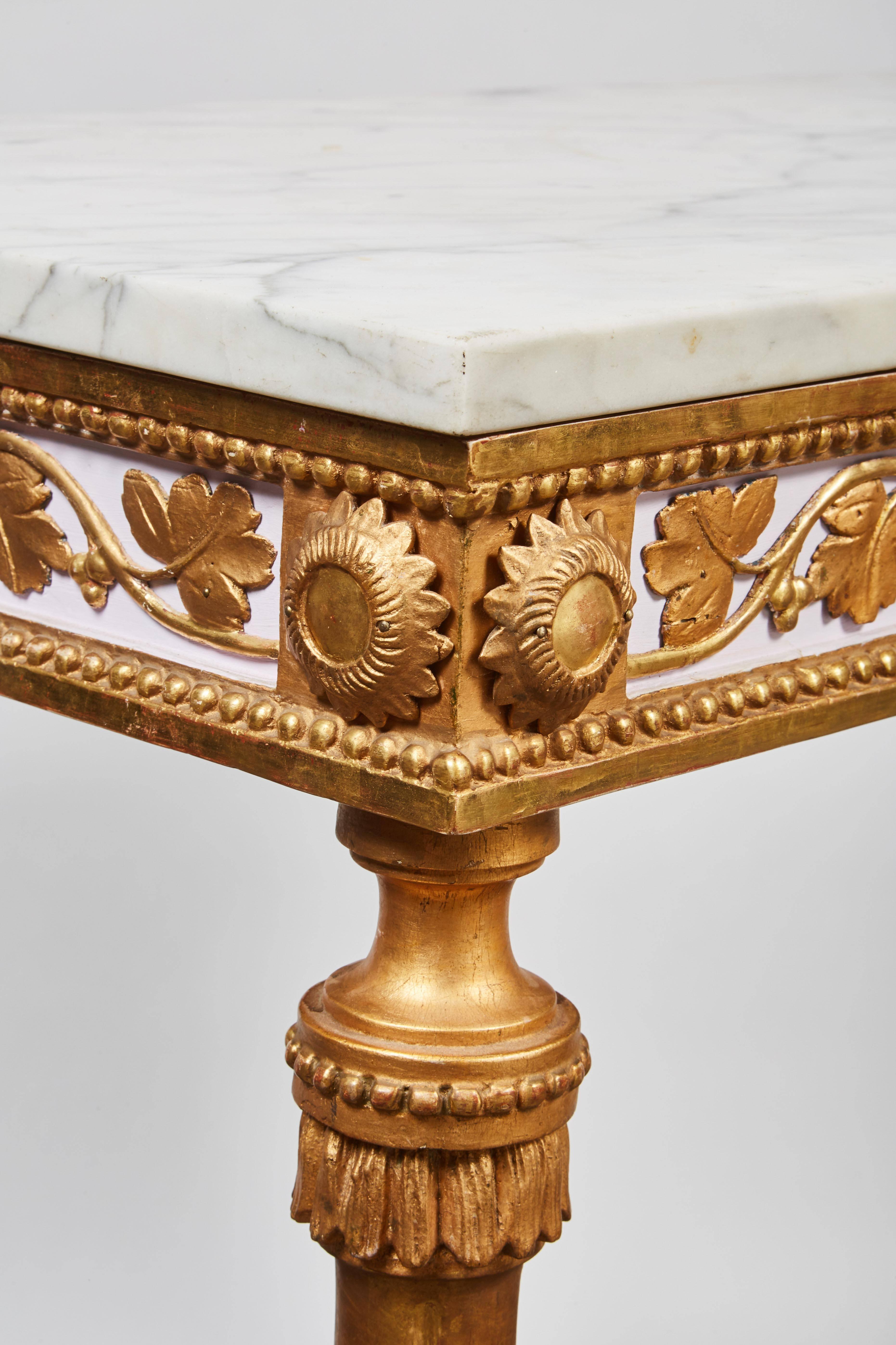 Console et miroir suédois en marbre blanc et doré des années 1790 en vente 1
