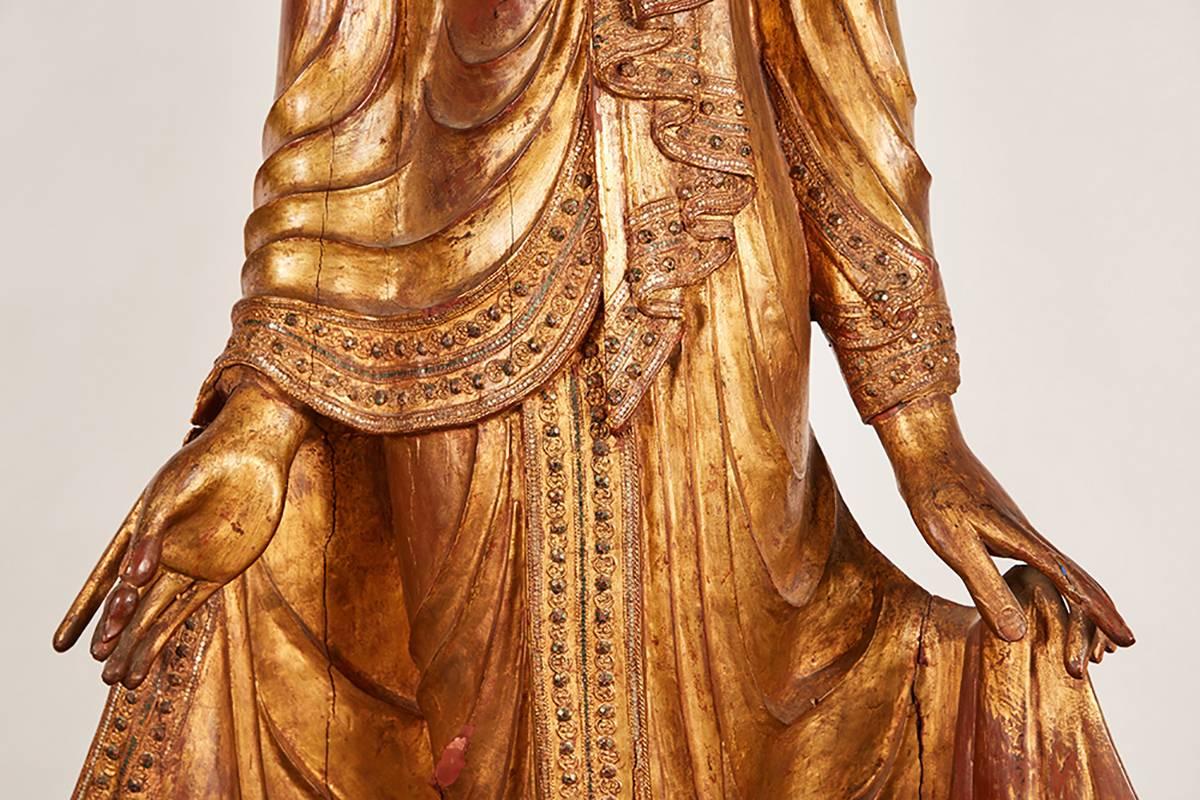 Großer vergoldeter thailändischer stehender Buddha (Thailändisch) im Angebot