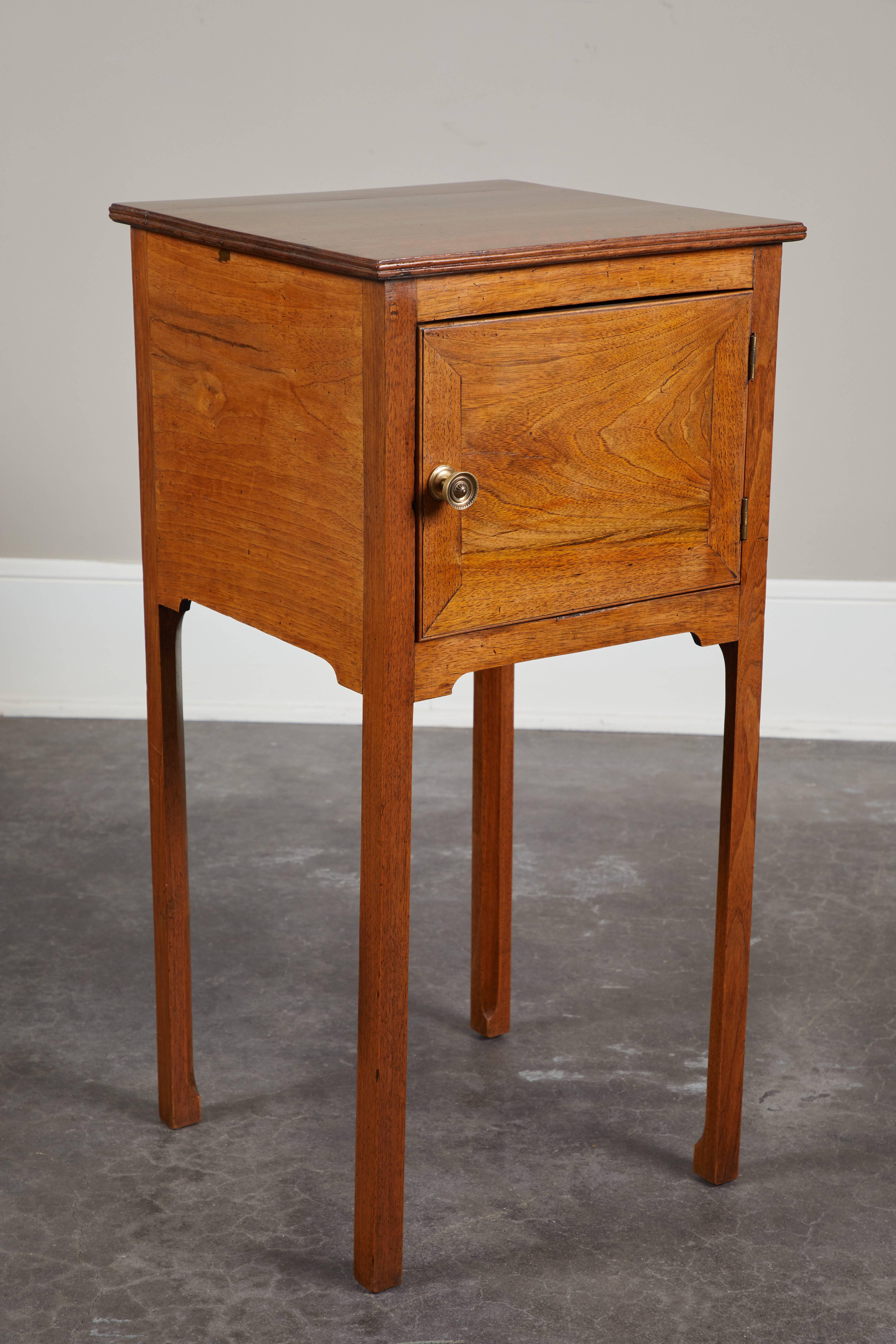 Pair of 19th C. English George III Walnut Side Tables In Good Condition In Pasadena, CA