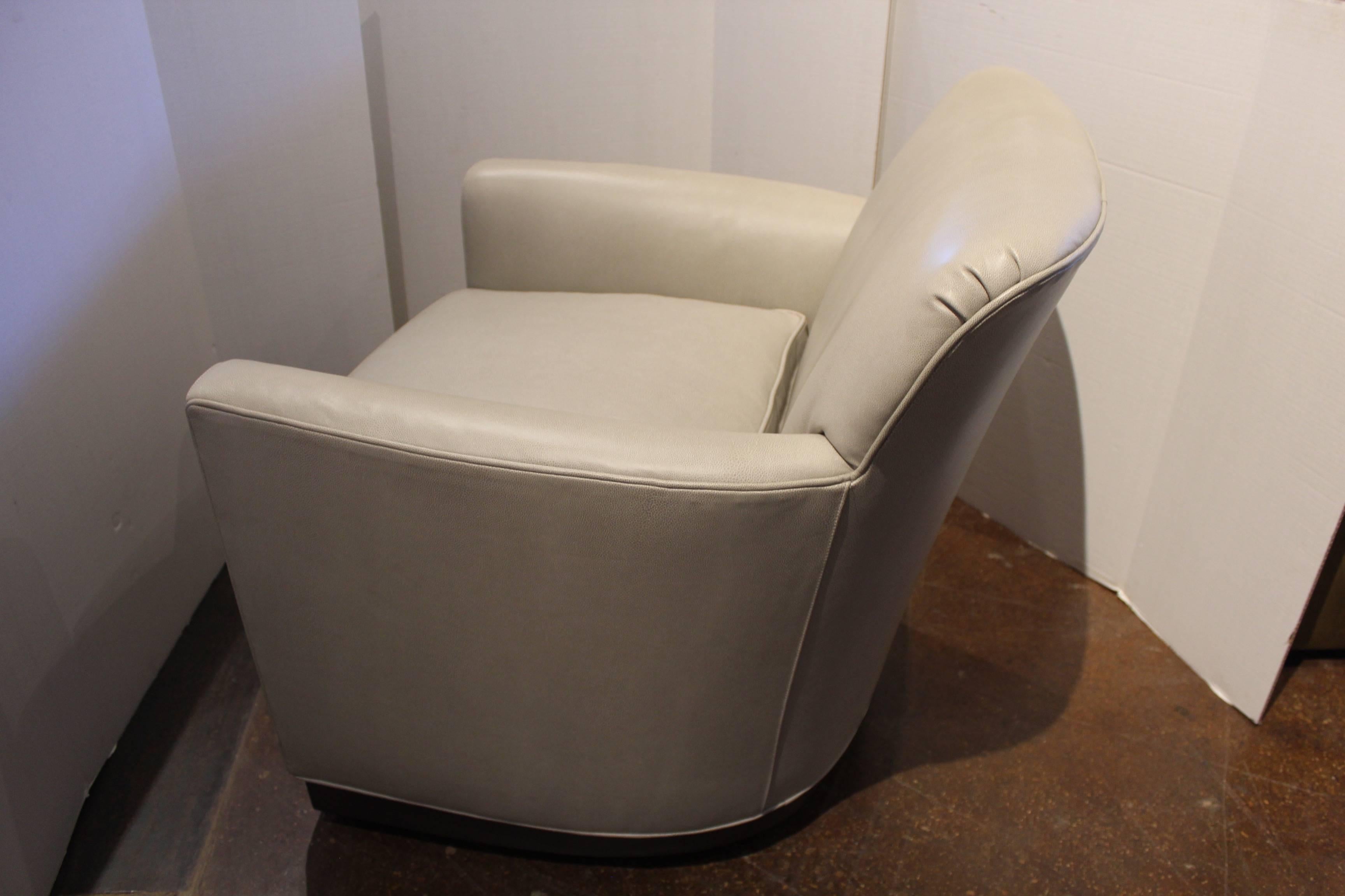 Light Grey Leather Swivel Chair  In Good Condition In Dallas, TX