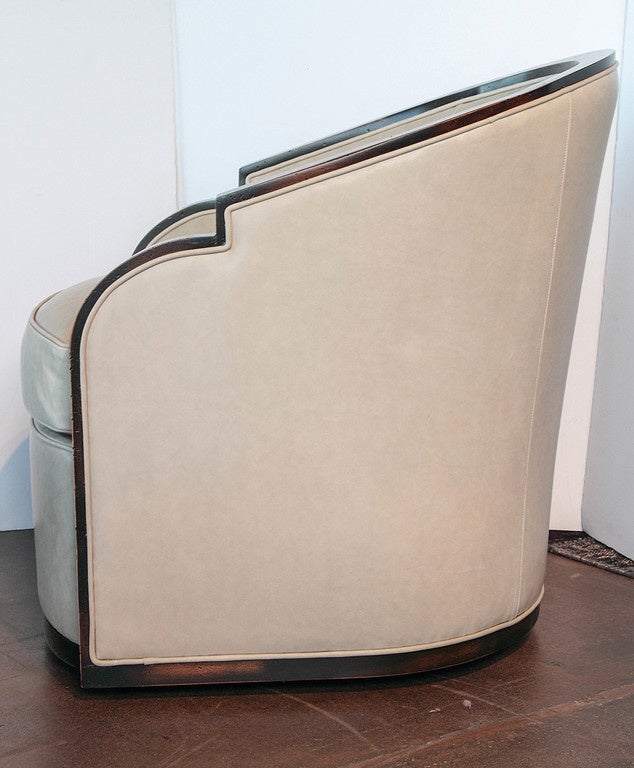 Leather Swivel Chair In Excellent Condition In Dallas, TX