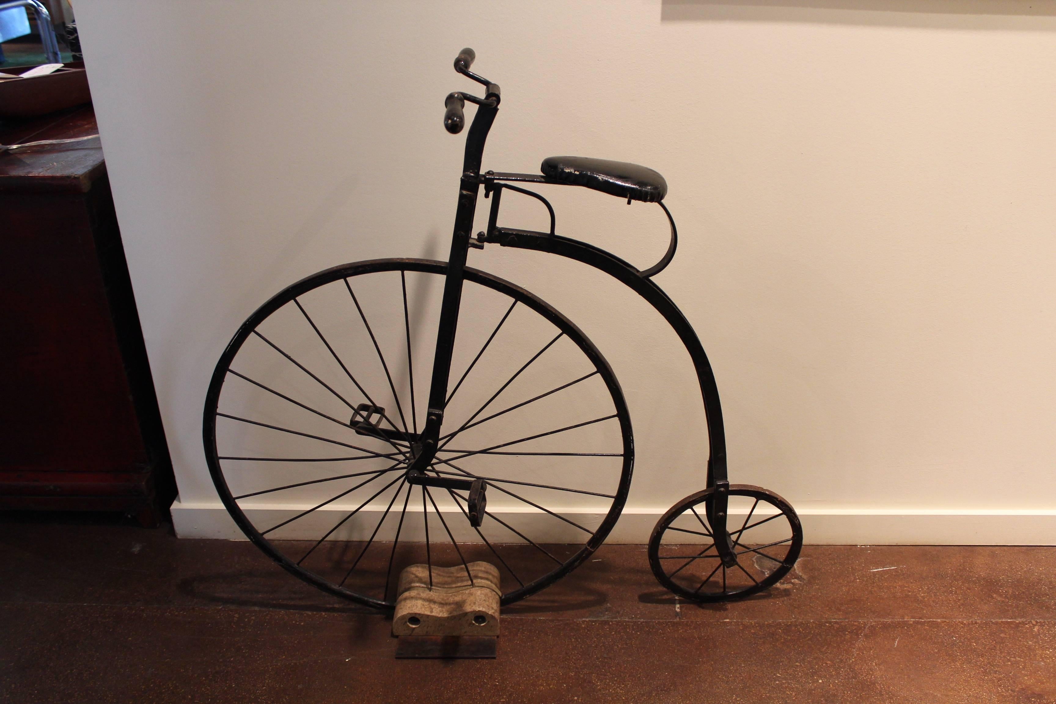 This antique British high wheeler bicycle as mount decor comes with cast iron flat rectangle base (10