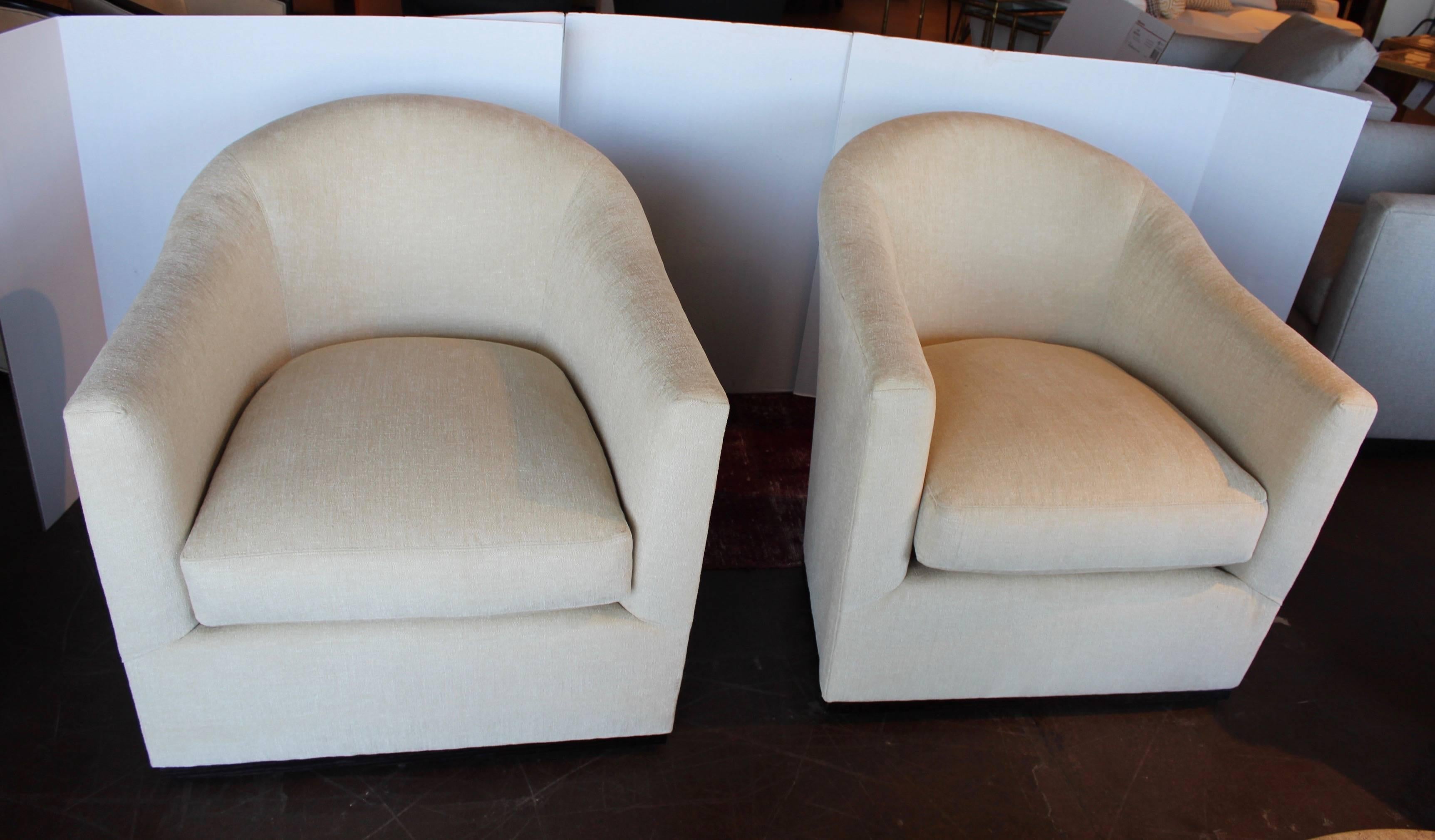 Modern Ivory Stain-Resistant Swivel Chair In Good Condition In Dallas, TX