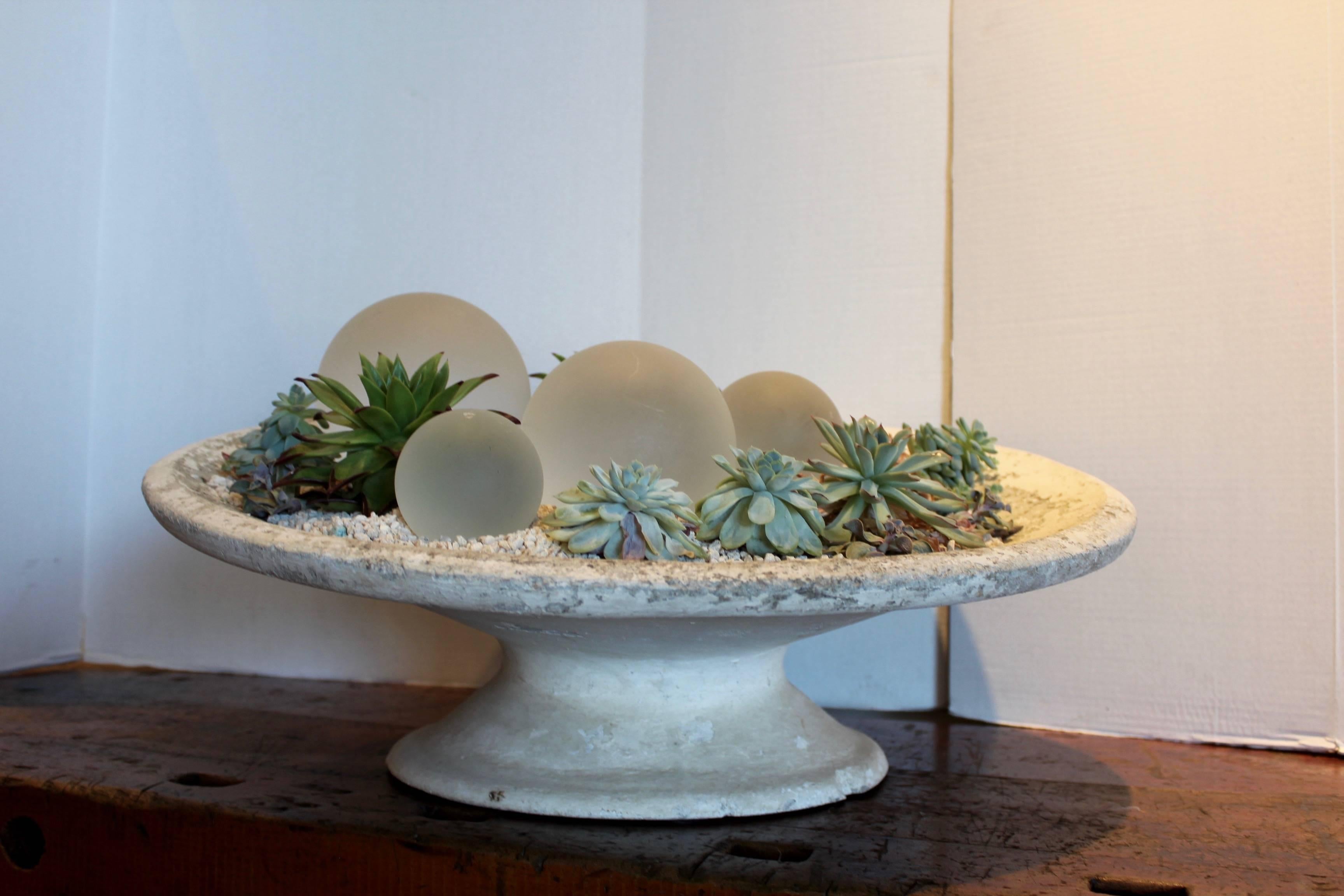 Antique French cast cement planter o

Origin: Lille, France, 1910.

Antique aged, distressed cast cement planter . Can be used indoor or outdoor use.

 Frosted balls are not included in price. Message inquiry for frosted glass balls.

