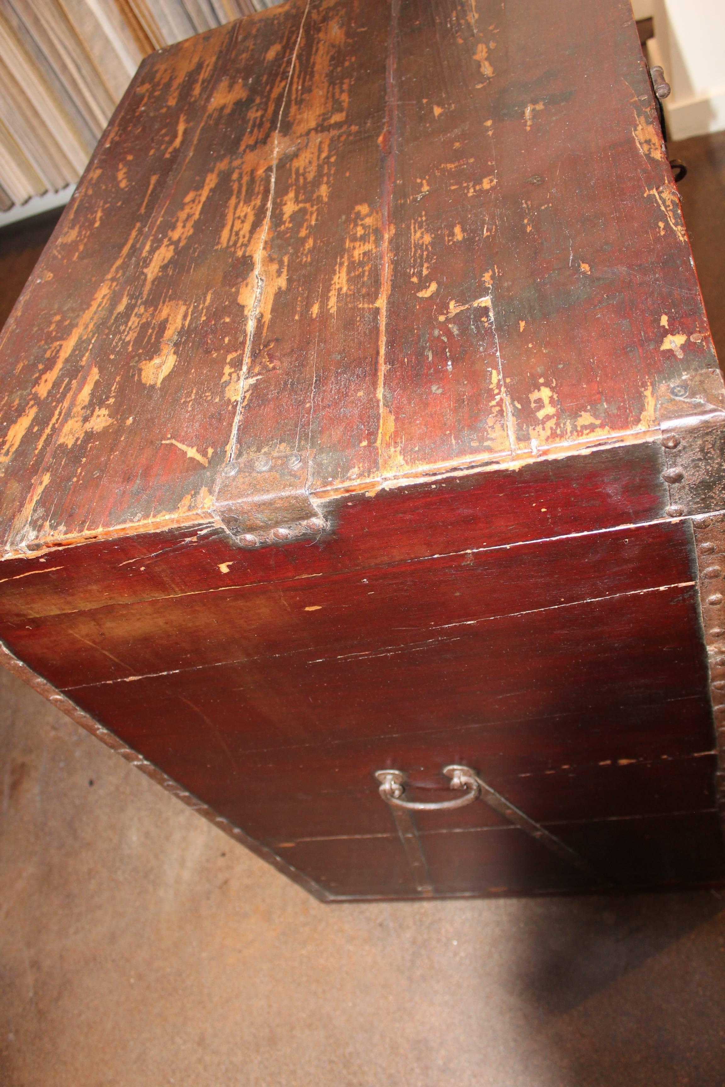 Antique Elm Travel Trunk with Original Hardware In Excellent Condition In Dallas, TX
