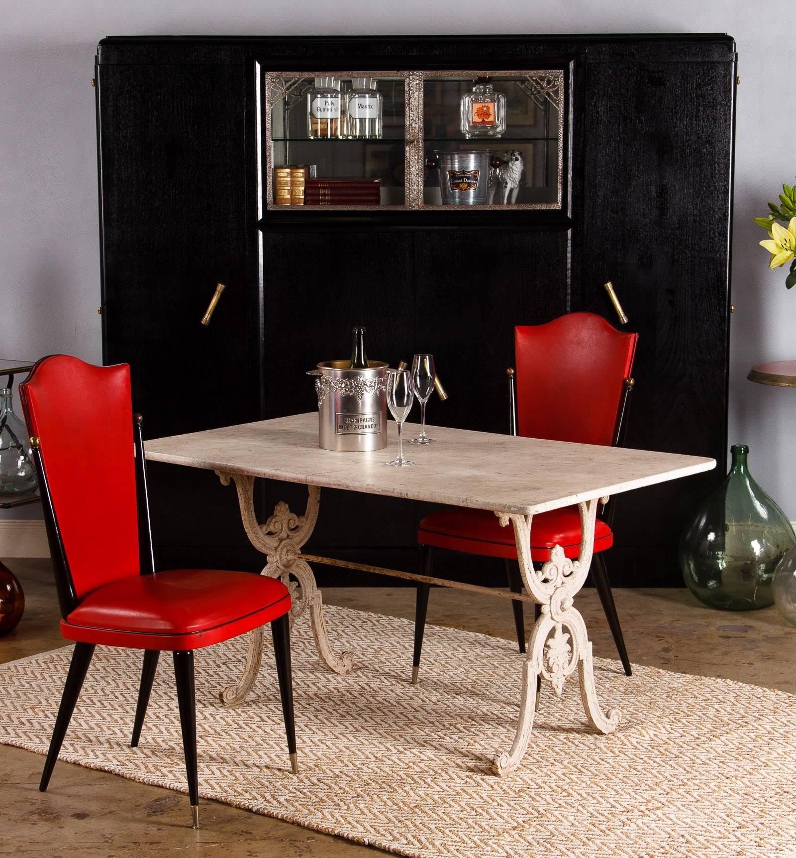 A great French table, circa 1900s, with a forged iron base painted in distressed white with scroll and garland motifs. The top is white marble. A nice fit for the garden, the patio or in the kitchen. In image 6, you can see distressed paint on iron